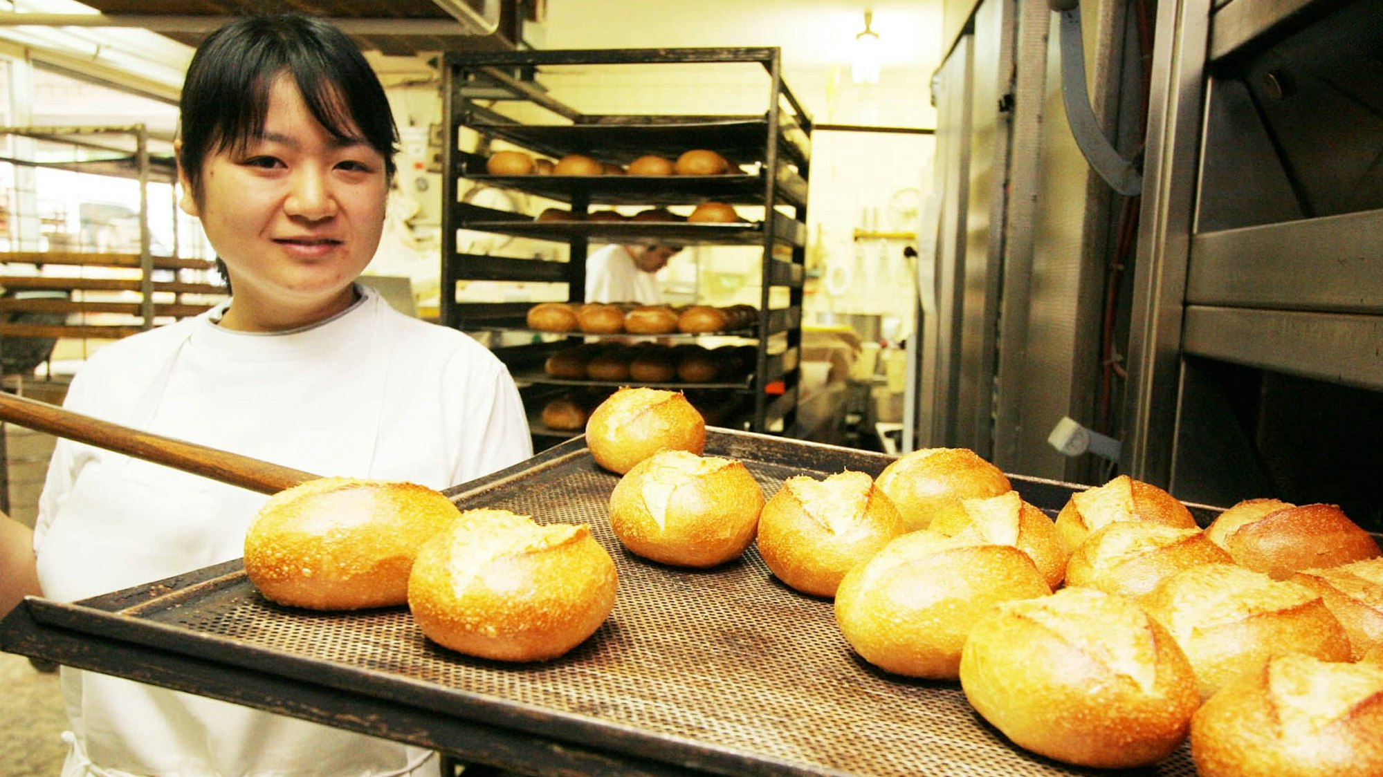 Liebt deutsche Brötchen, Brot und Gebäck: Saeko Haratake lernte in Sankt Augustin das Bäckerhandwerk. Hier ein Bild aus dem Jahr 2007 kurz nach der Prüfung.