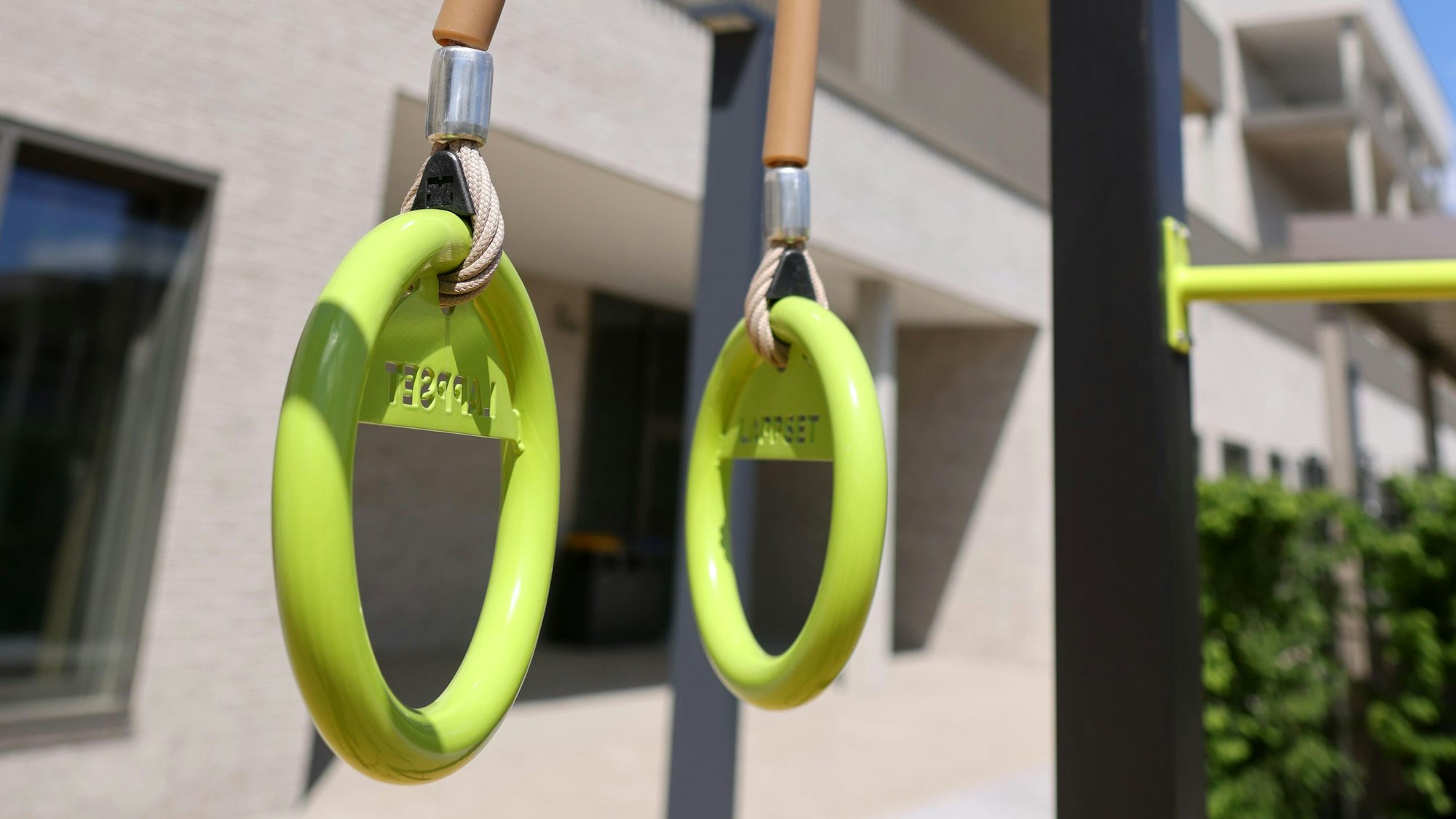 Sportgeräte am neuen Gymnasium Brügelmannstraße