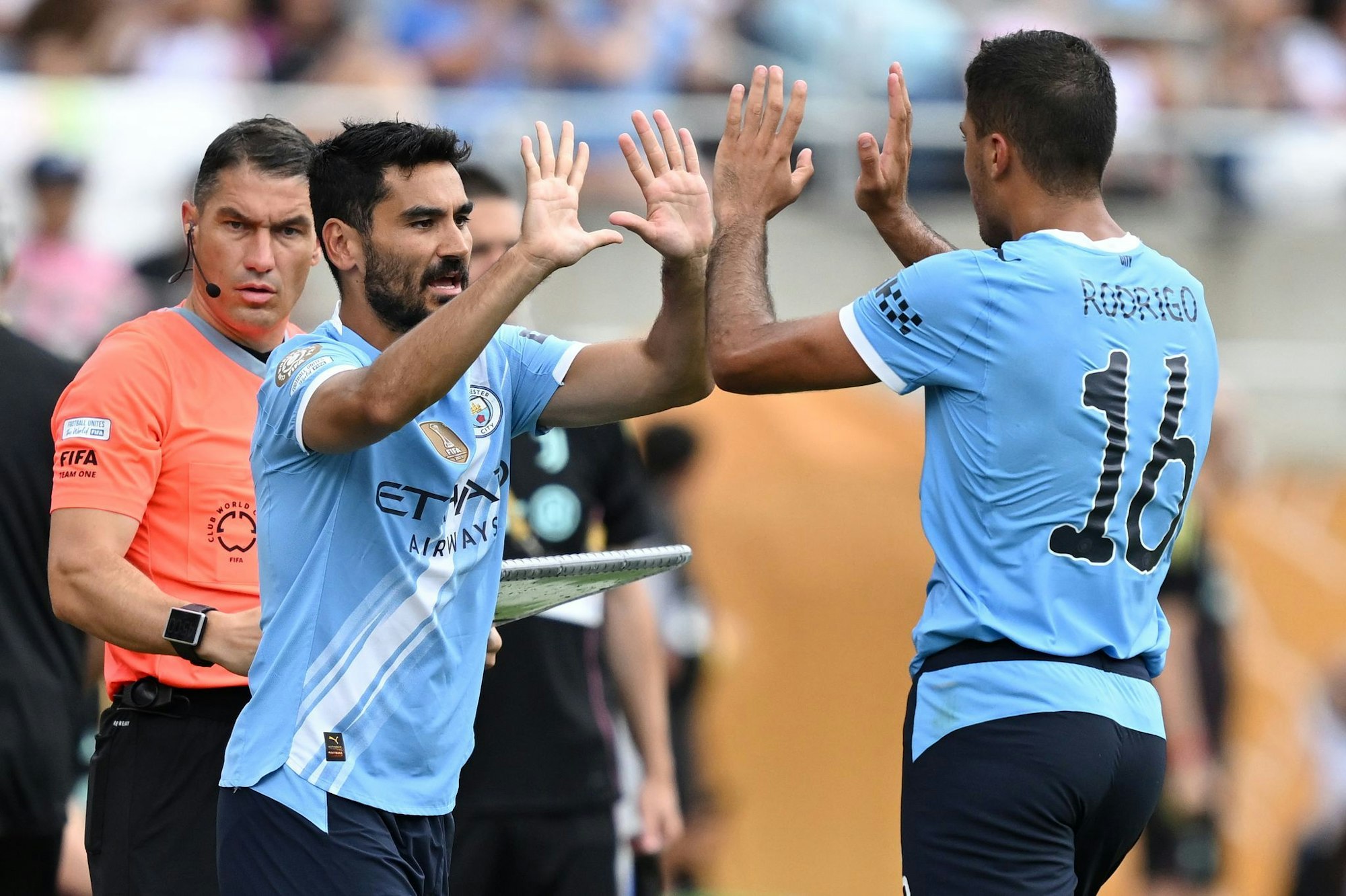 Ilkay Gündogan (l) kam für Rodri, der nach neun Monaten erstmals wieder in Citys Startelf stand.