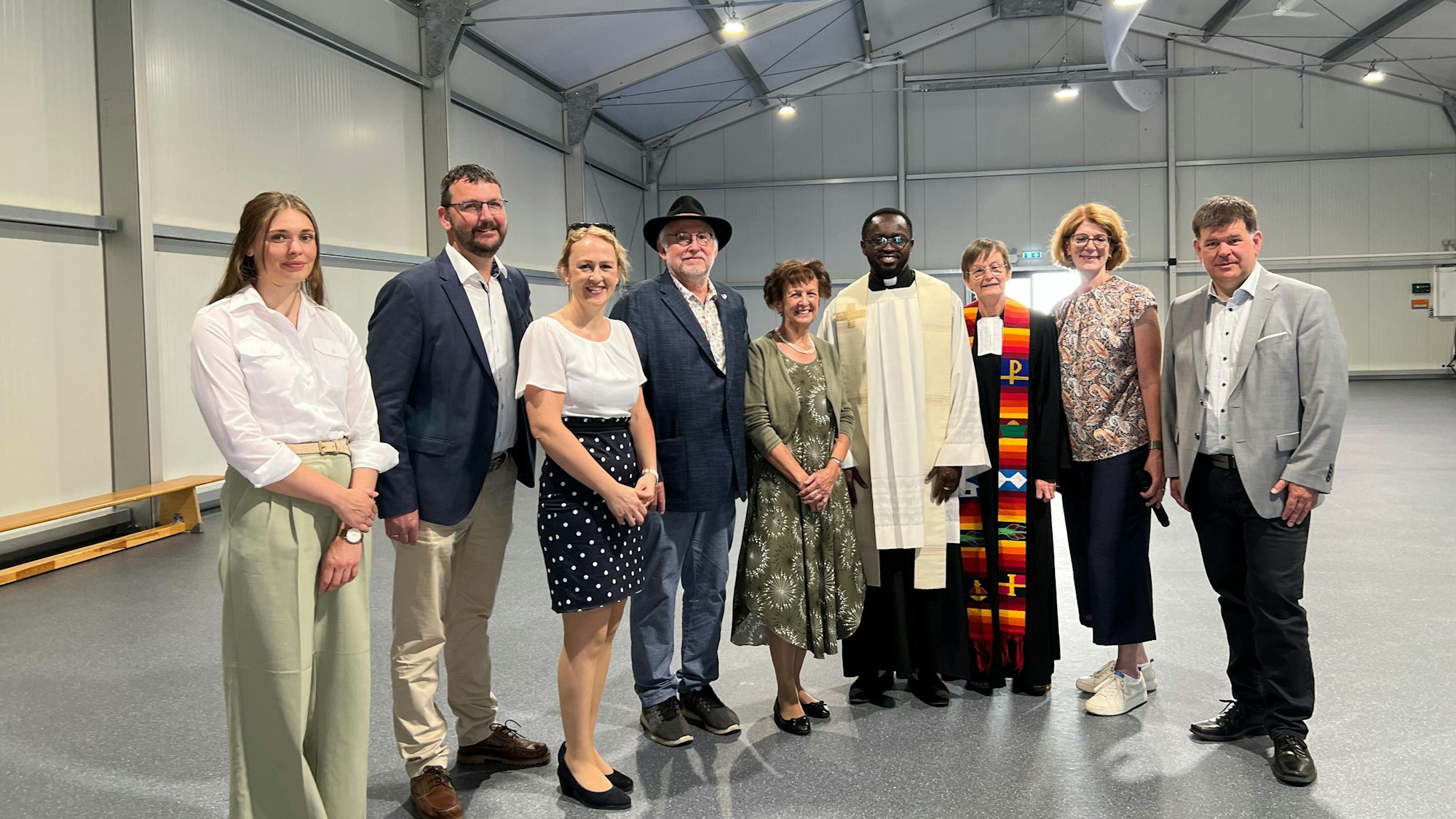 Mit dem Segen beider Kirchen wurde die neue Veranstaltungshalle zur Freude aller eröffnet.