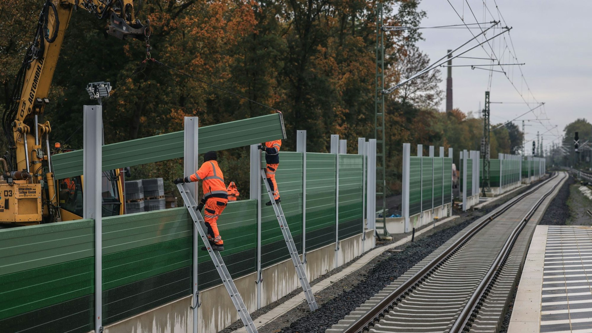 Entlang der Strecke wird auch der Lärmschutz deutlich verbessert. (Archivbild)
