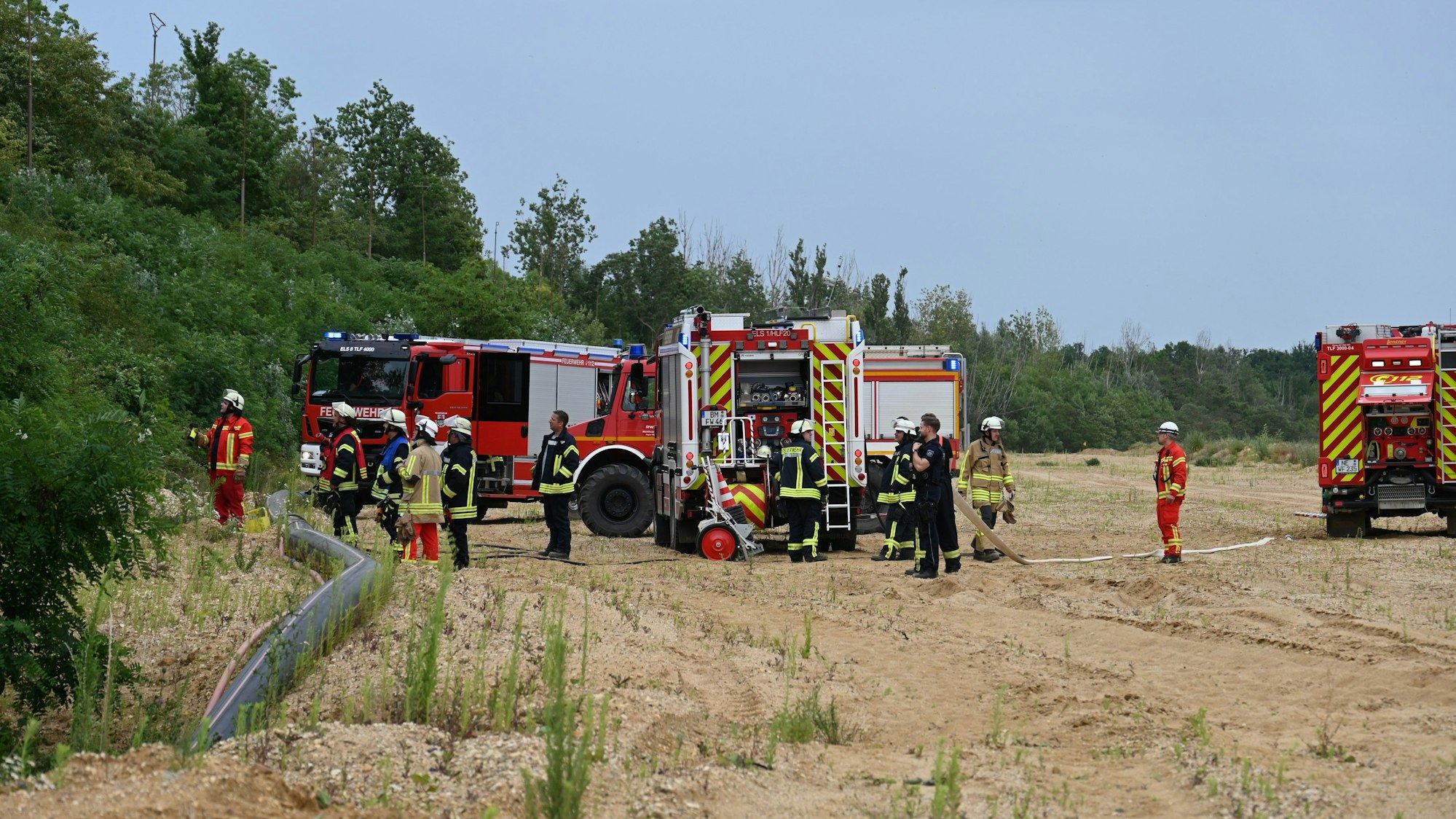 Das Bild zeigt Feuerwehrkräfte bei Löscharbeiten