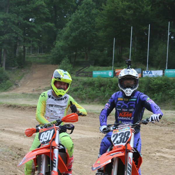 Lukas Platt und Debütant Jaden Wendeler an ihren Maschinen.