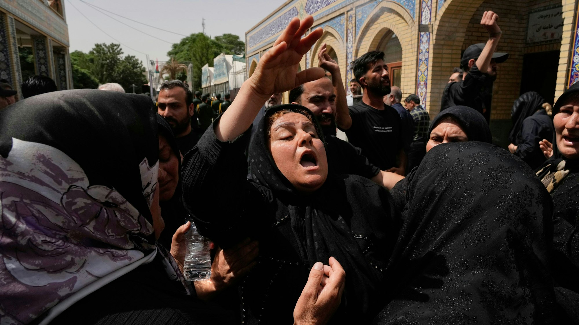 Die Mutter von Mahan Setareh, einem Mitglied der paramilitärischen Basidsch-Truppen, der mutmaßlich bei einem israelischen Angriff getötet wurde, weint während seiner Beerdigungszeremonie in Teheran.