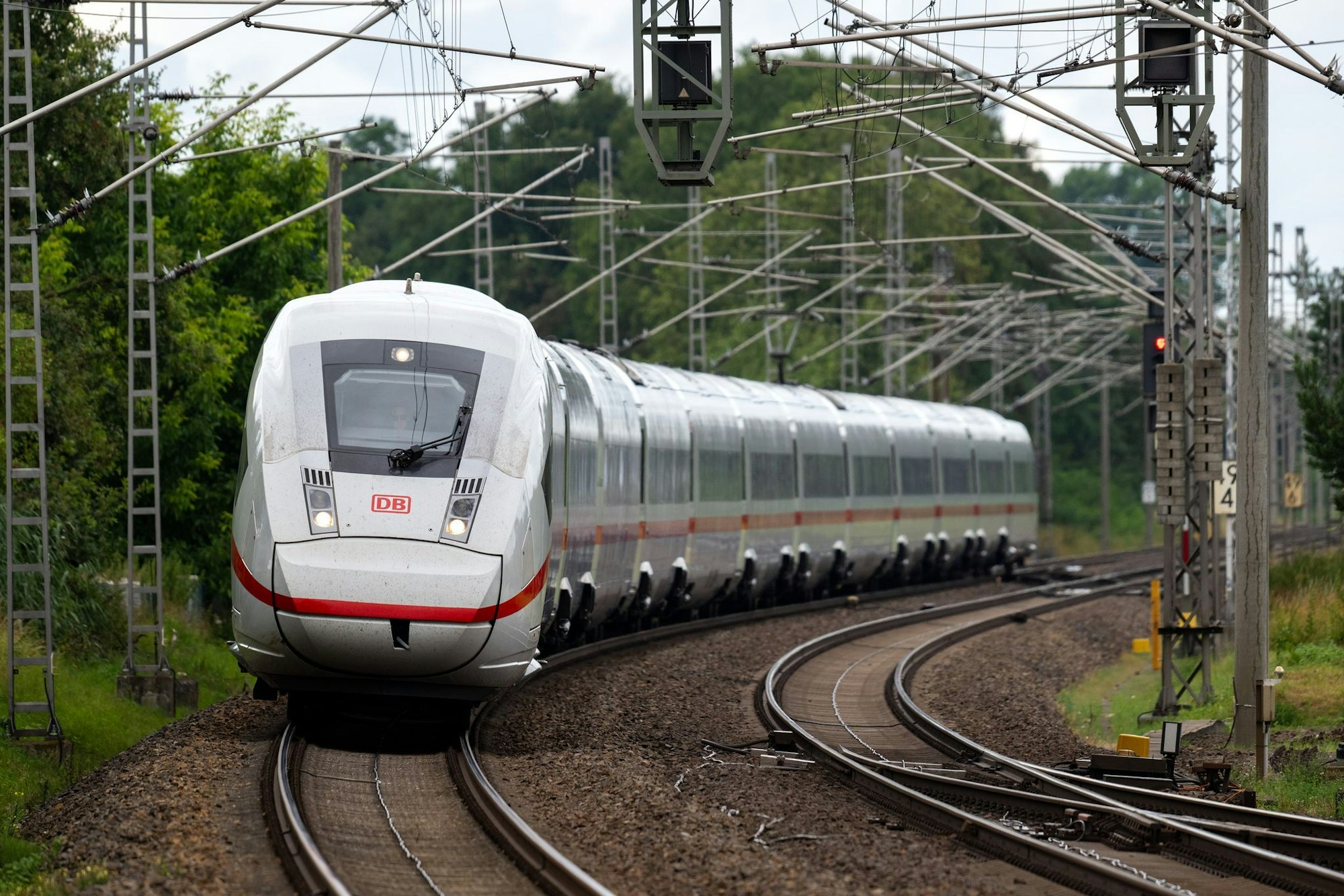 Ein Intercity Express ICE 4 - das jüngste Modell der Fernverkehrsflotte. Ältere, störungsanfällige Züge sollen hingegen ausgemustert werden. (Symbolbild)