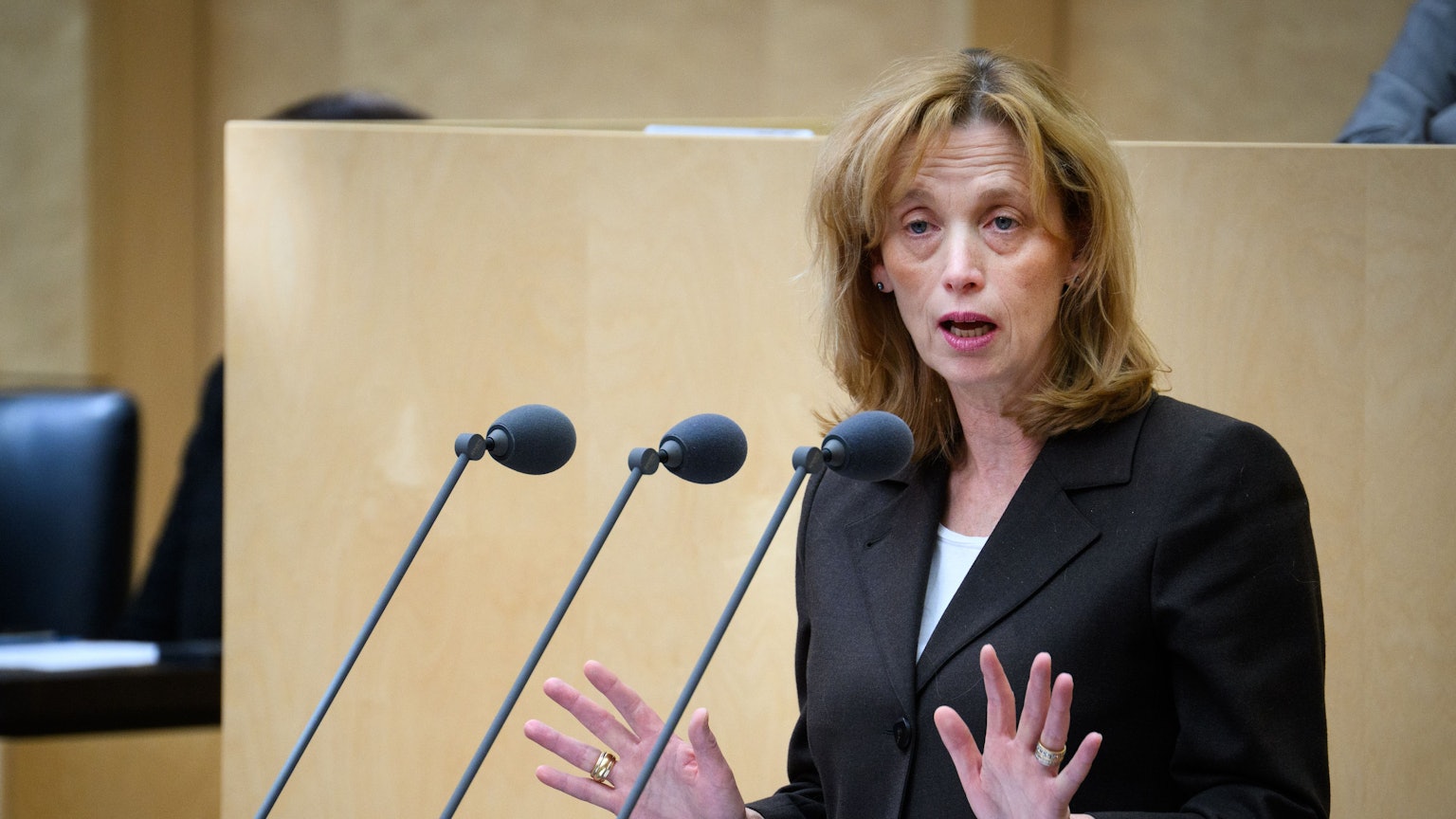 Karin Prien (CDU), Bundesministerin für Bildung, Familie, Senioren, Frauen und Jugend, spricht in der 1055. Plenarsitzung im Deutschen Bundesrat.