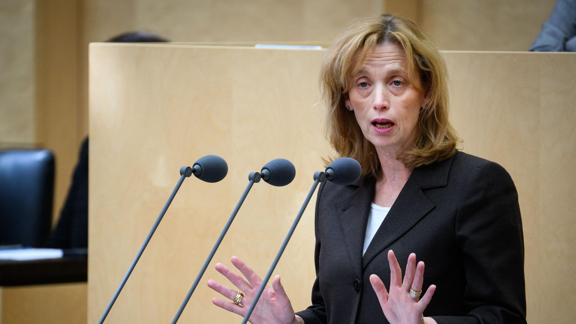 Karin Prien (CDU), Bundesministerin für Bildung, Familie, Senioren, Frauen und Jugend, spricht in der 1055. Plenarsitzung im Deutschen Bundesrat.