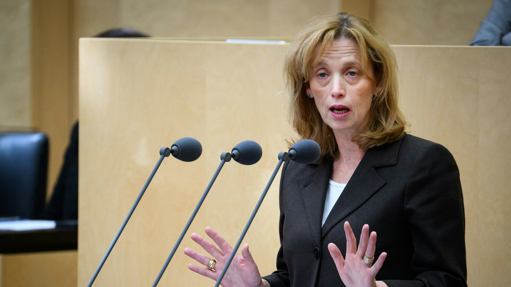 Karin Prien (CDU), Bundesministerin für Bildung, Familie, Senioren, Frauen und Jugend, spricht in der 1055. Plenarsitzung im Deutschen Bundesrat.