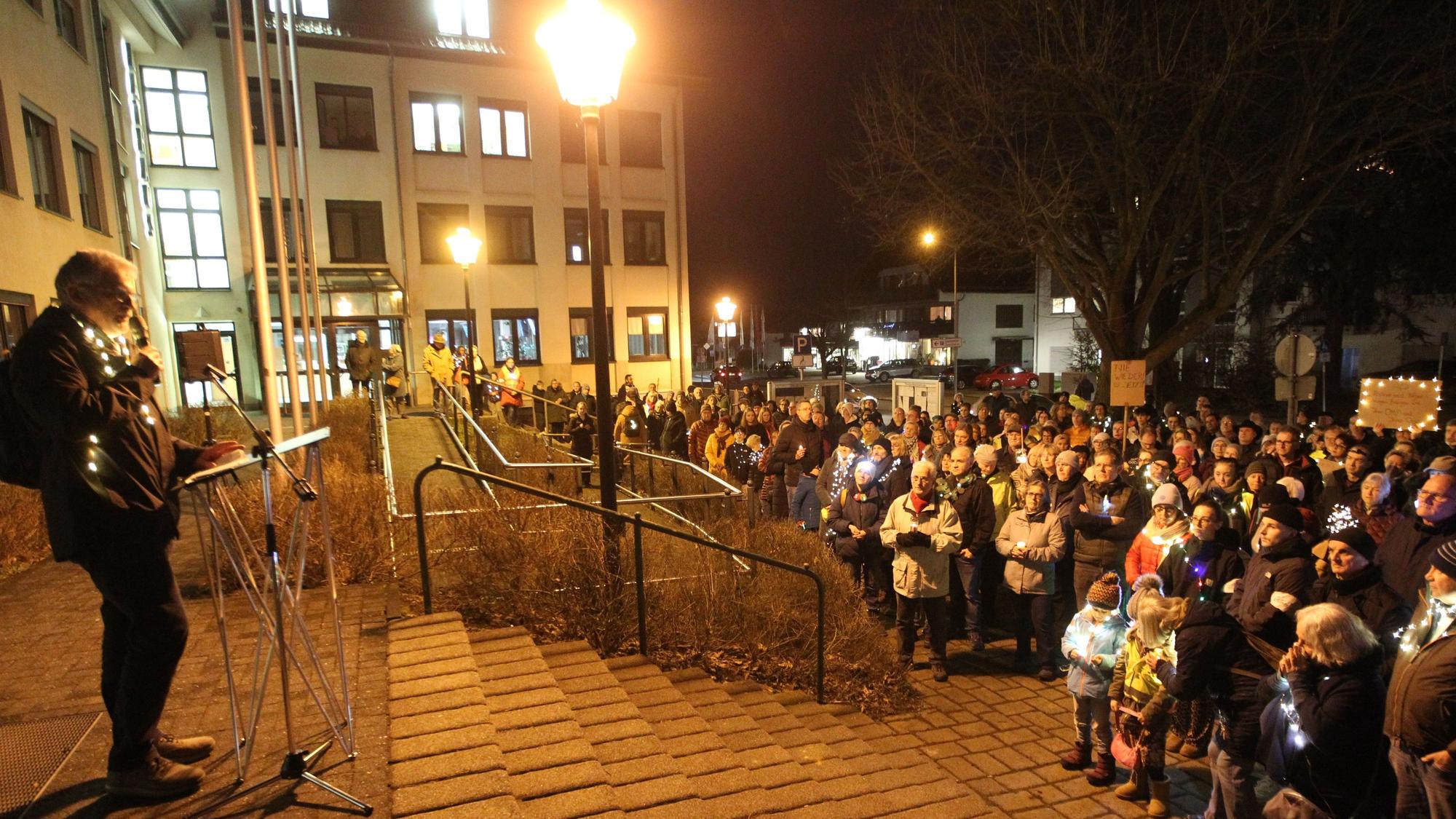 In Neunkirchen-Seelscheid sind rund 450 Menschen dem Aufruf der Bürgerinitiative "Neunkirchen-Seelscheid ist bunt - gemeinsam für Vielfalt und Demokratie" gefolgt und sind stumm vom Rathaus zur Kirche St. Margareta gegangen, wo eine Gedenkandacht stattfand.