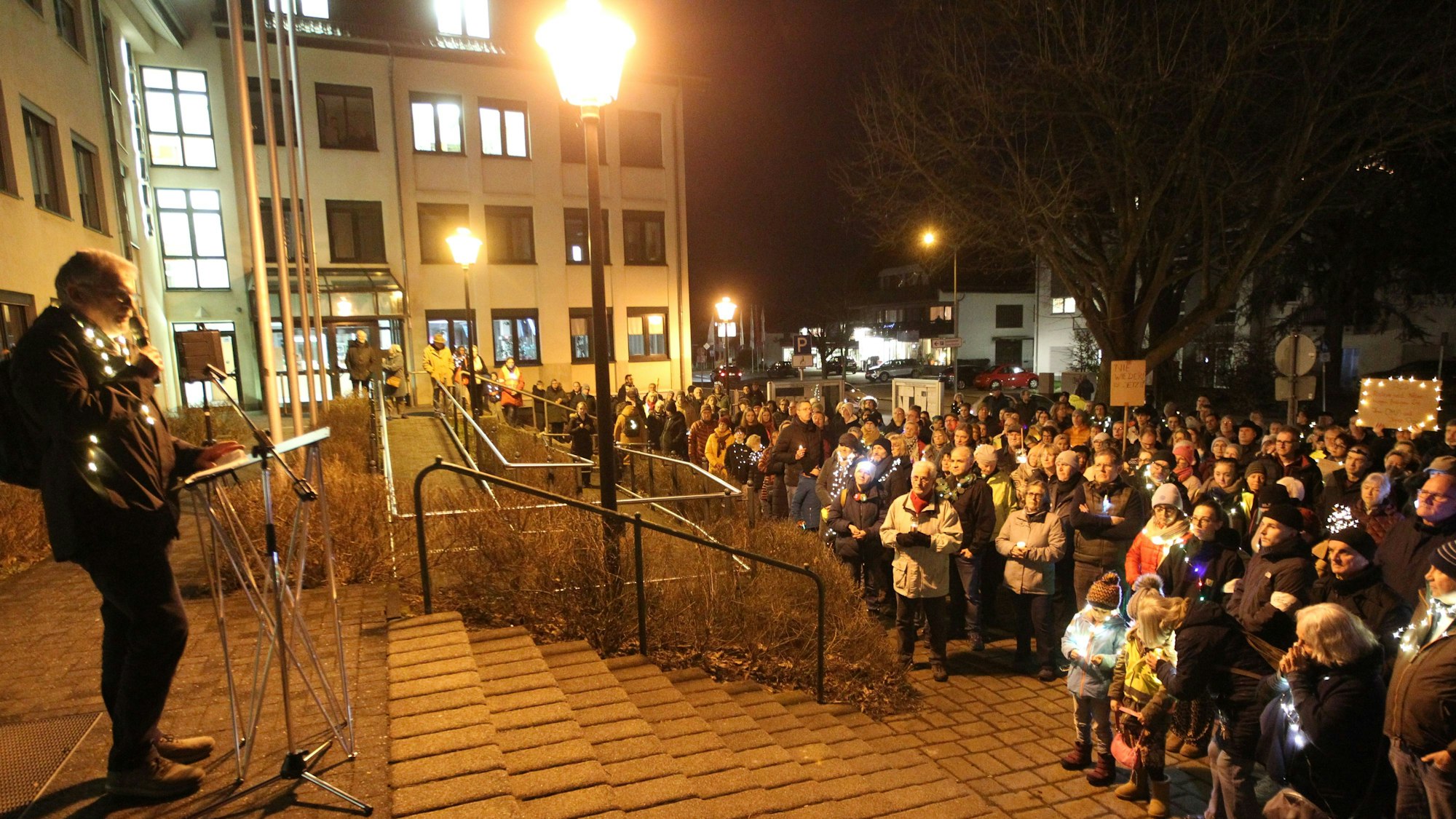 In Neunkirchen-Seelscheid sind rund 450 Menschen dem Aufruf der Bürgerinitiative "Neunkirchen-Seelscheid ist bunt - gemeinsam für Vielfalt und Demokratie" gefolgt und sind stumm vom Rathaus zur Kirche St. Margareta gegangen, wo eine Gedenkandacht stattfand.