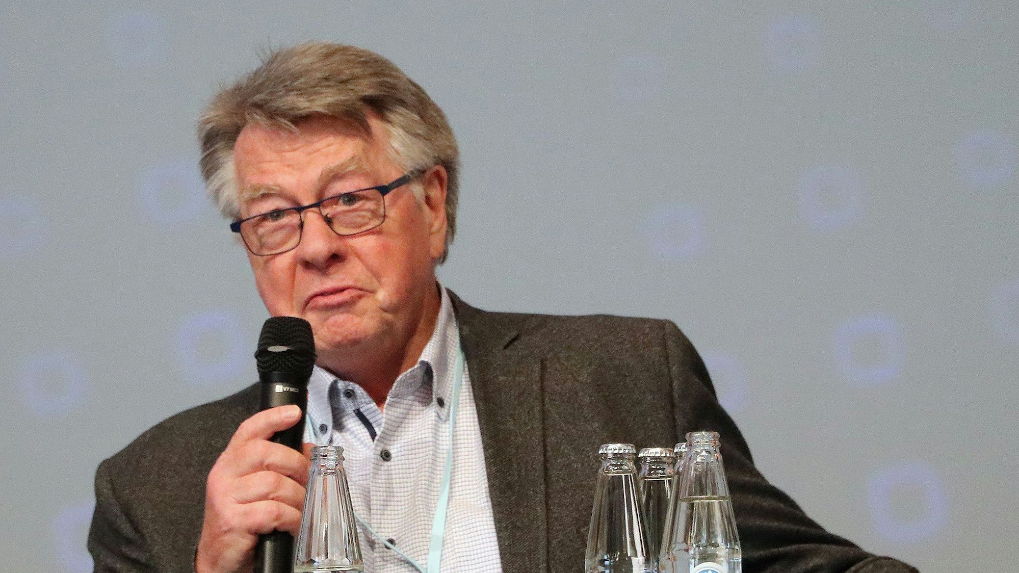 Das Foto zeigt den Juristen und das Kreistagsmitglied Hans Decruppe bei einer Rede.