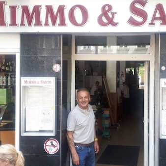 Ein Mann steht in der Tür seinen Restaurants.