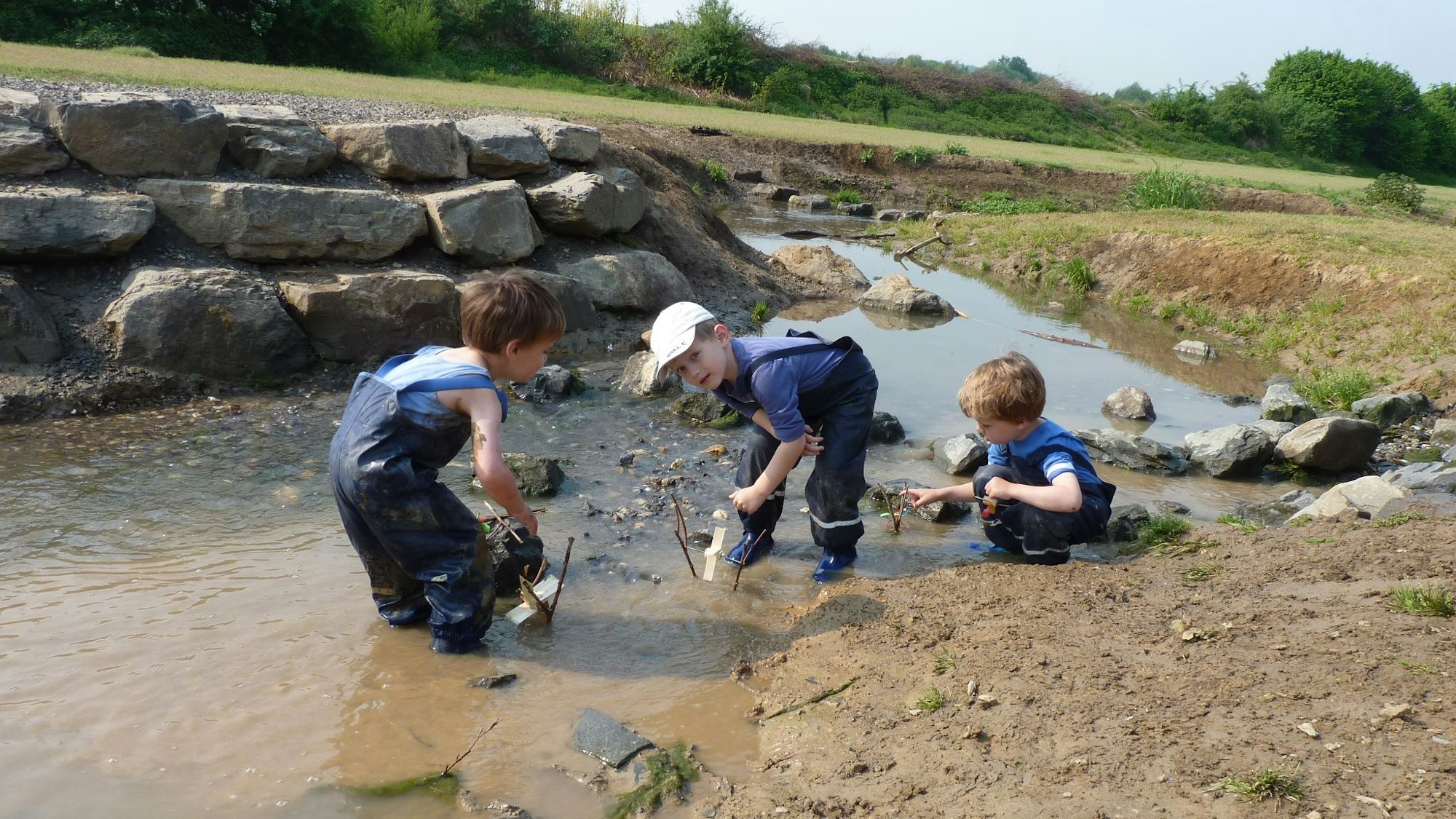 Kinder experimentieren im Pulheimer Bach.
