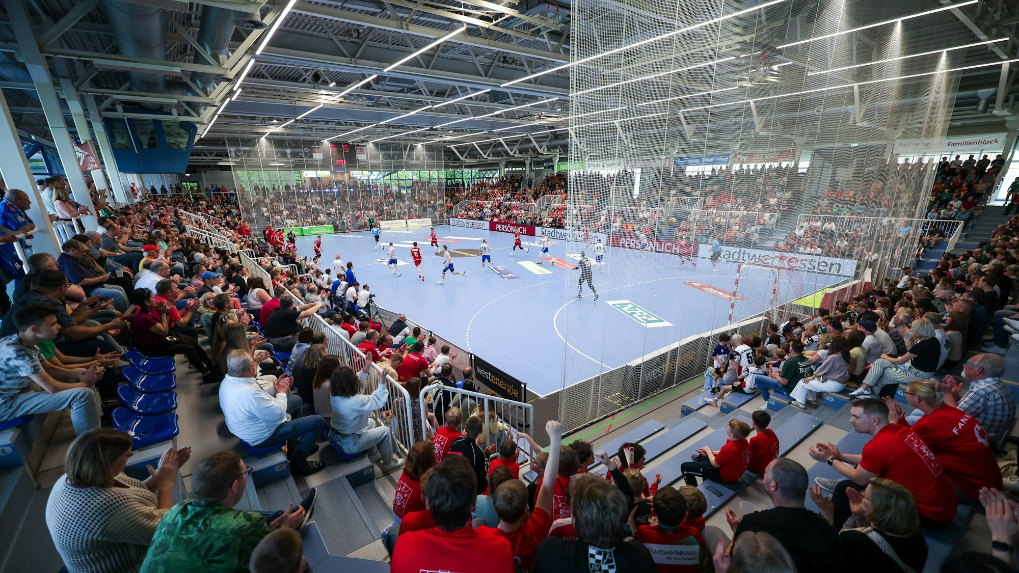 Panorama der Sporthalle am Hallo während eines Angriffs des TUSEM Essen.