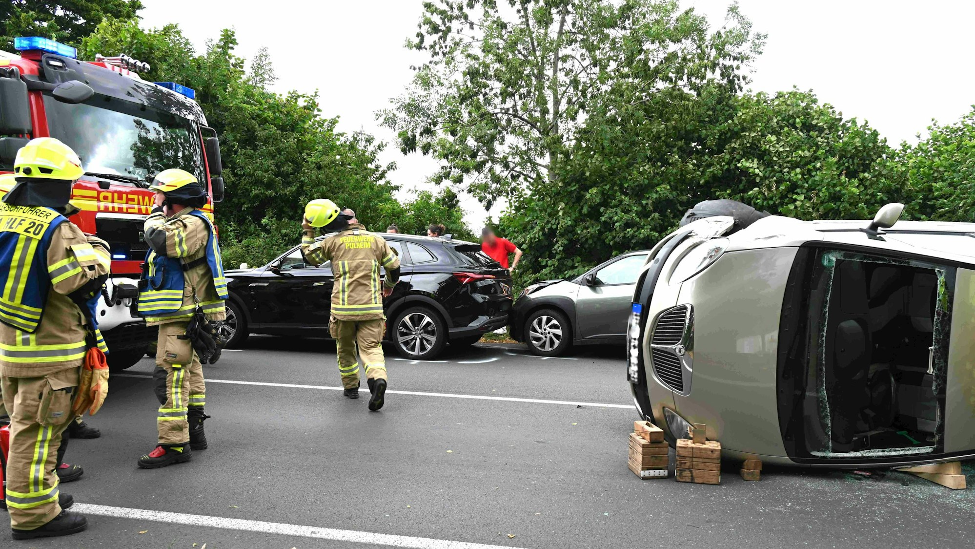 Das Bild zeigt mehrere Einsatzkräfte der Feuerwehr an der Unfallstelle.