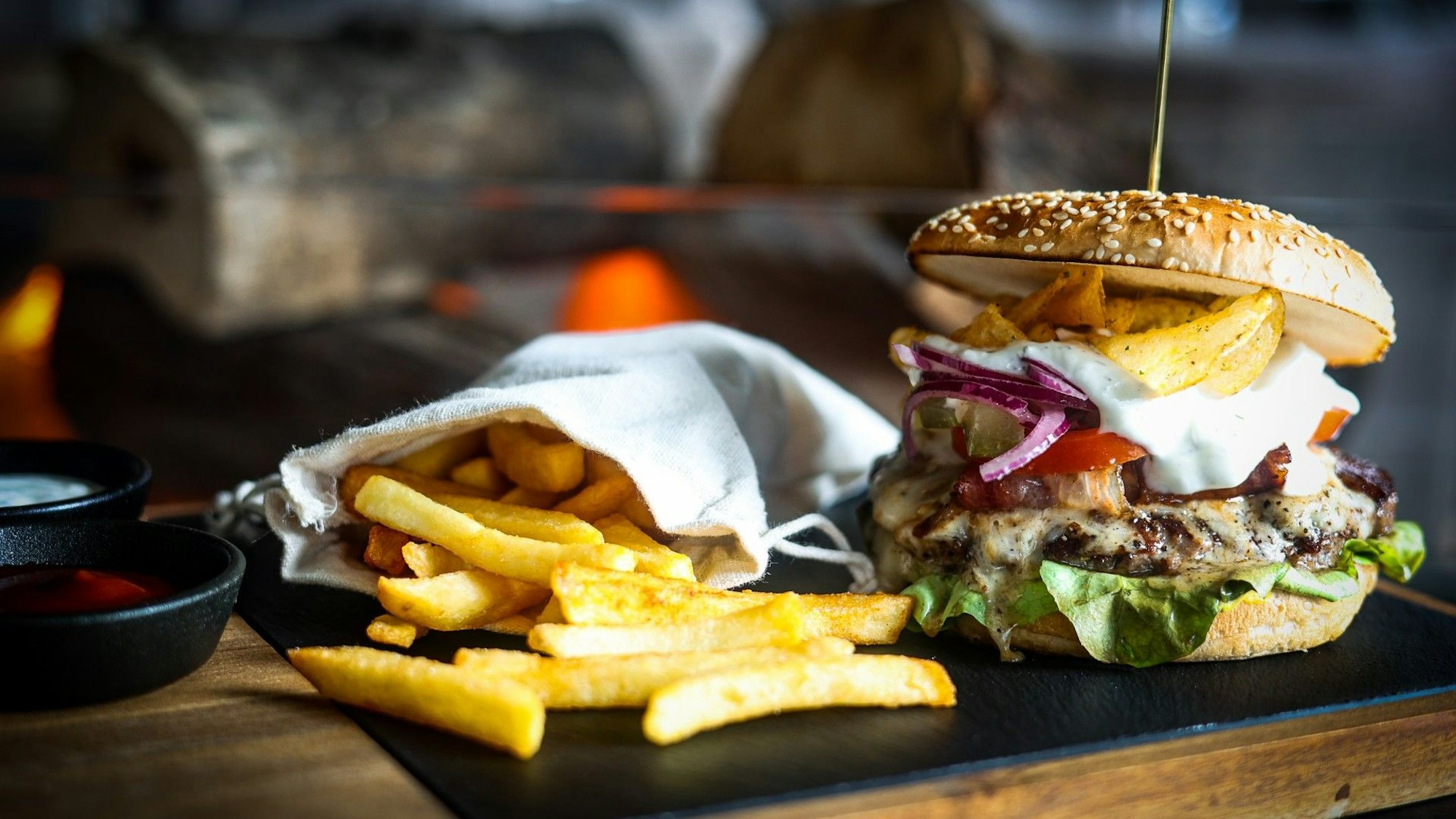 Saftige Burger und Hotdogs stehen auf der Speisekarte des FFrank Long in Niederkassel.