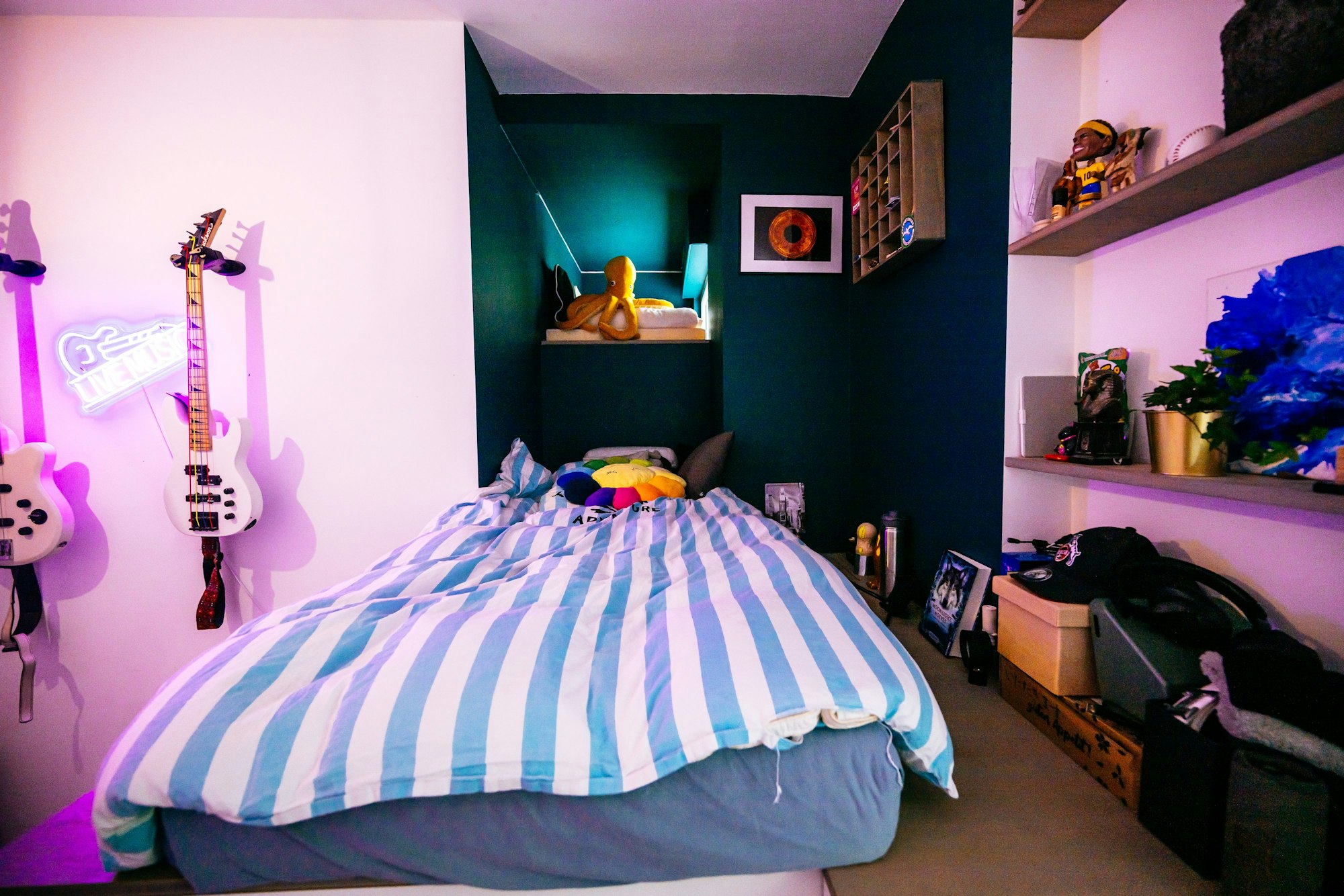 Mit dem Kopf über der Waschmaschine: In Brunos Zimmer wird nun eine Nische, die vom Bad abgetrennt wurde, zum Schlafen genutzt.