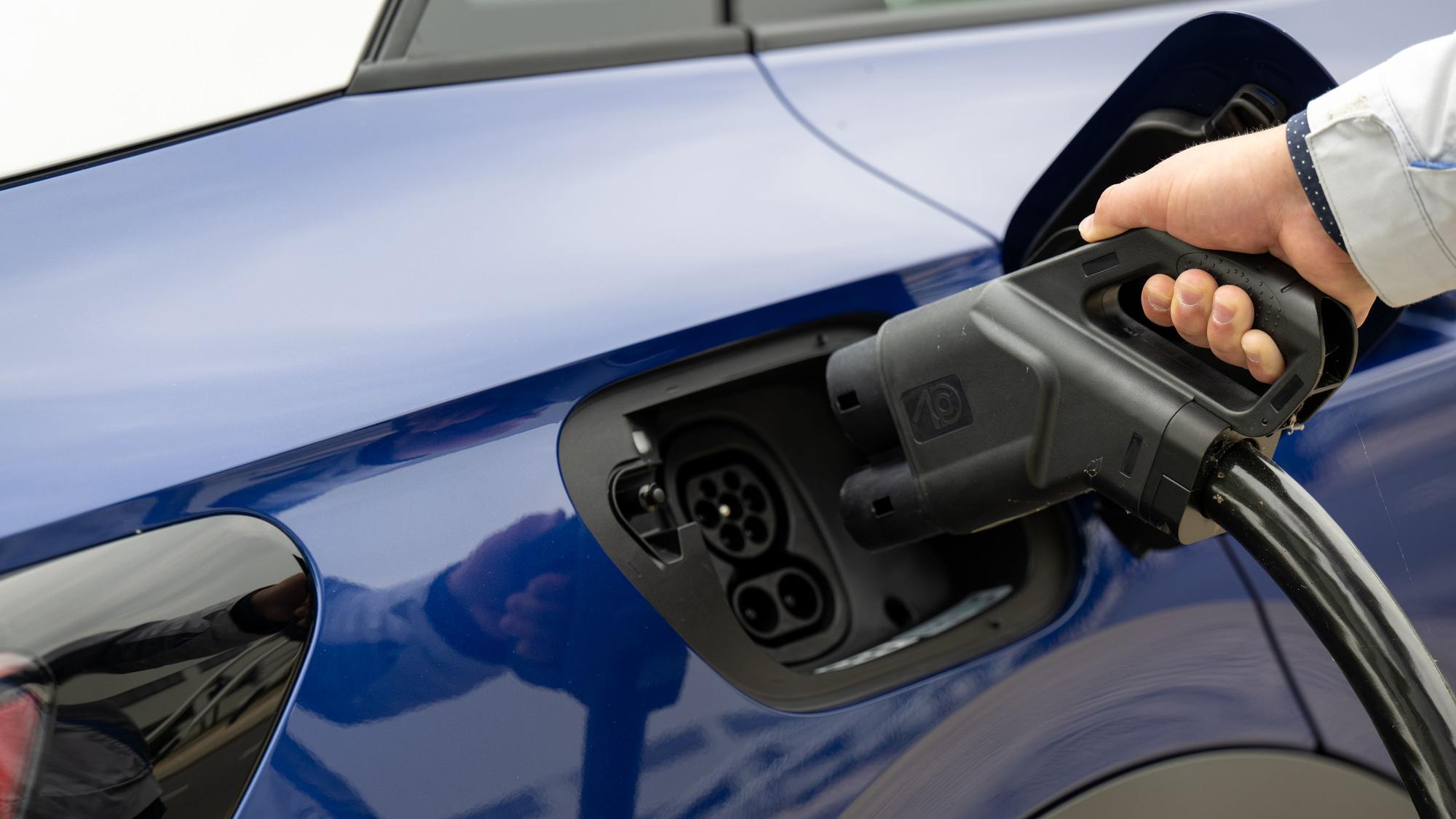 Ein E-Auto wird an eine Ladestation angeschlossen. (Archiv)