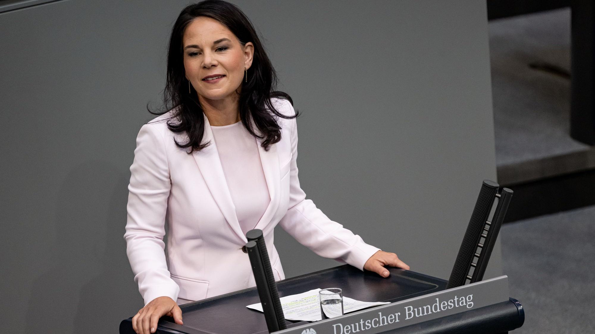 Annalena Baerbock (Bündnis 90/Die Grünen), Präsidentin der UN-Generalversammlung, gibt während der Sitzung des Bundestag ihre letzte Rede im Bundestag.