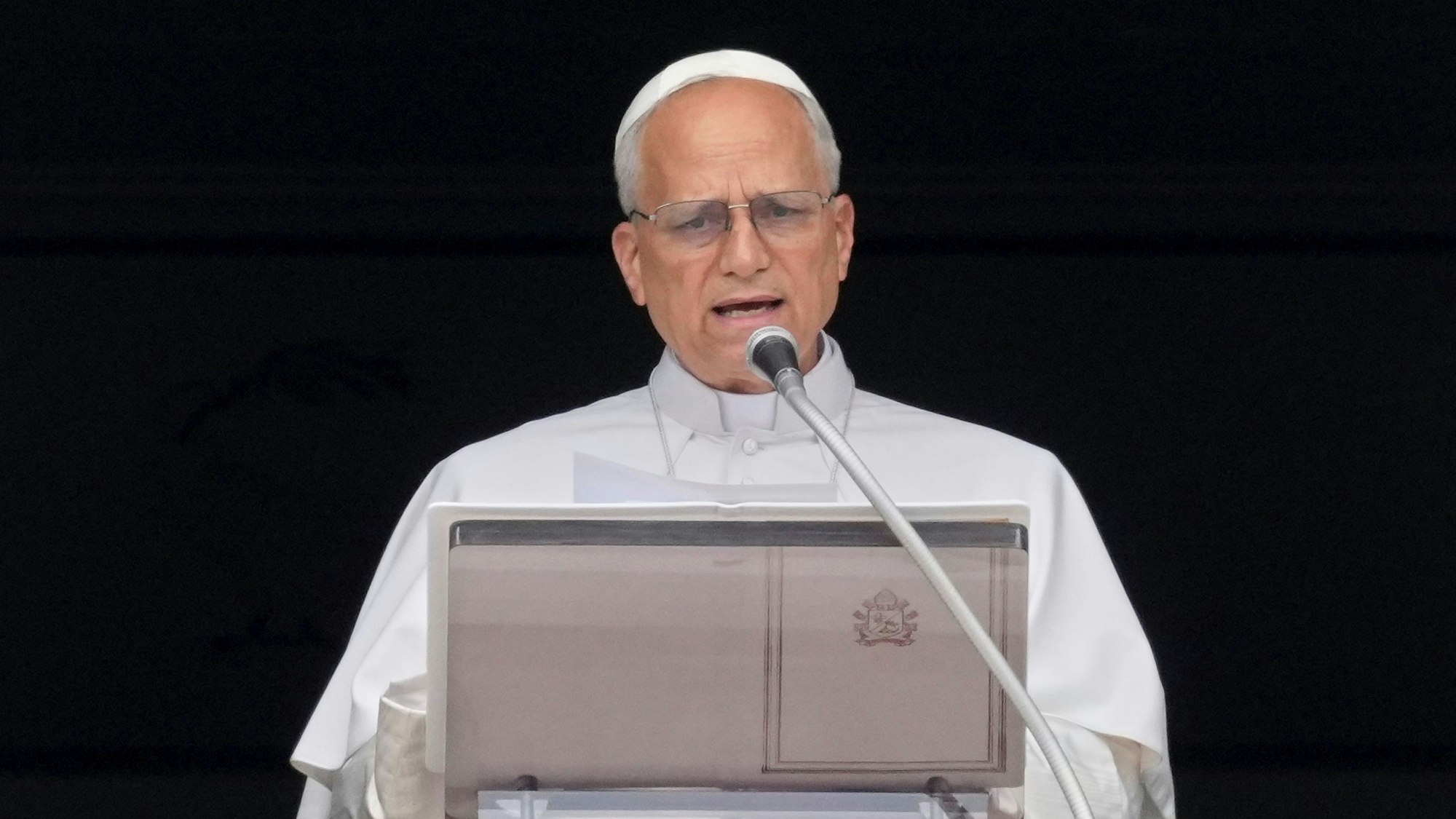 Papst Leo XIV. spricht seine Botschaft beim Mittagsgebet „Regina Coeli“ vom Fenster seines Arbeitszimmers mit Blick auf den Petersplatz im Vatikan spricht.