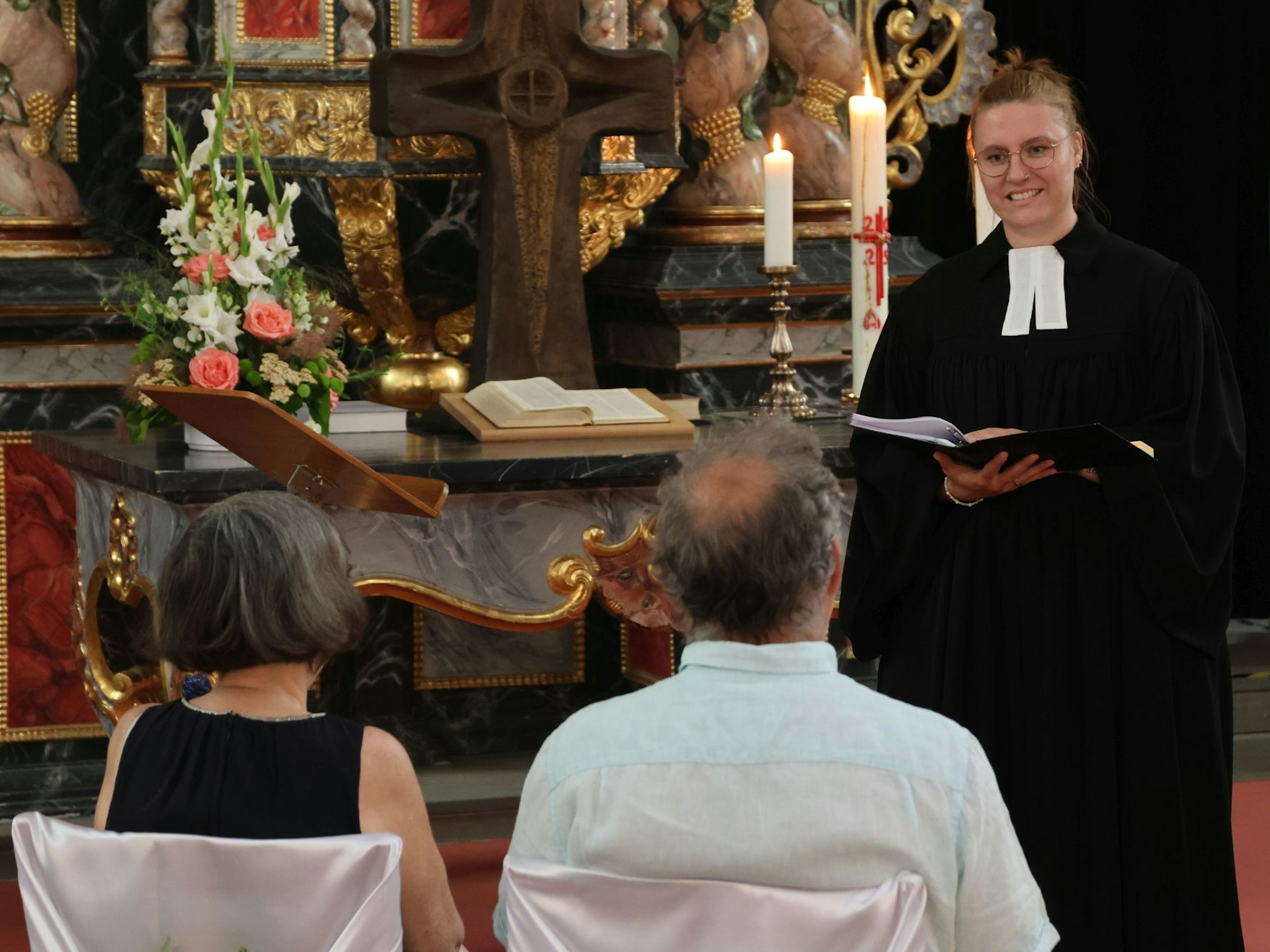 Iris Traudisch und Hartmut Schrötter mit Prädikantin Alanna Kockskemper.