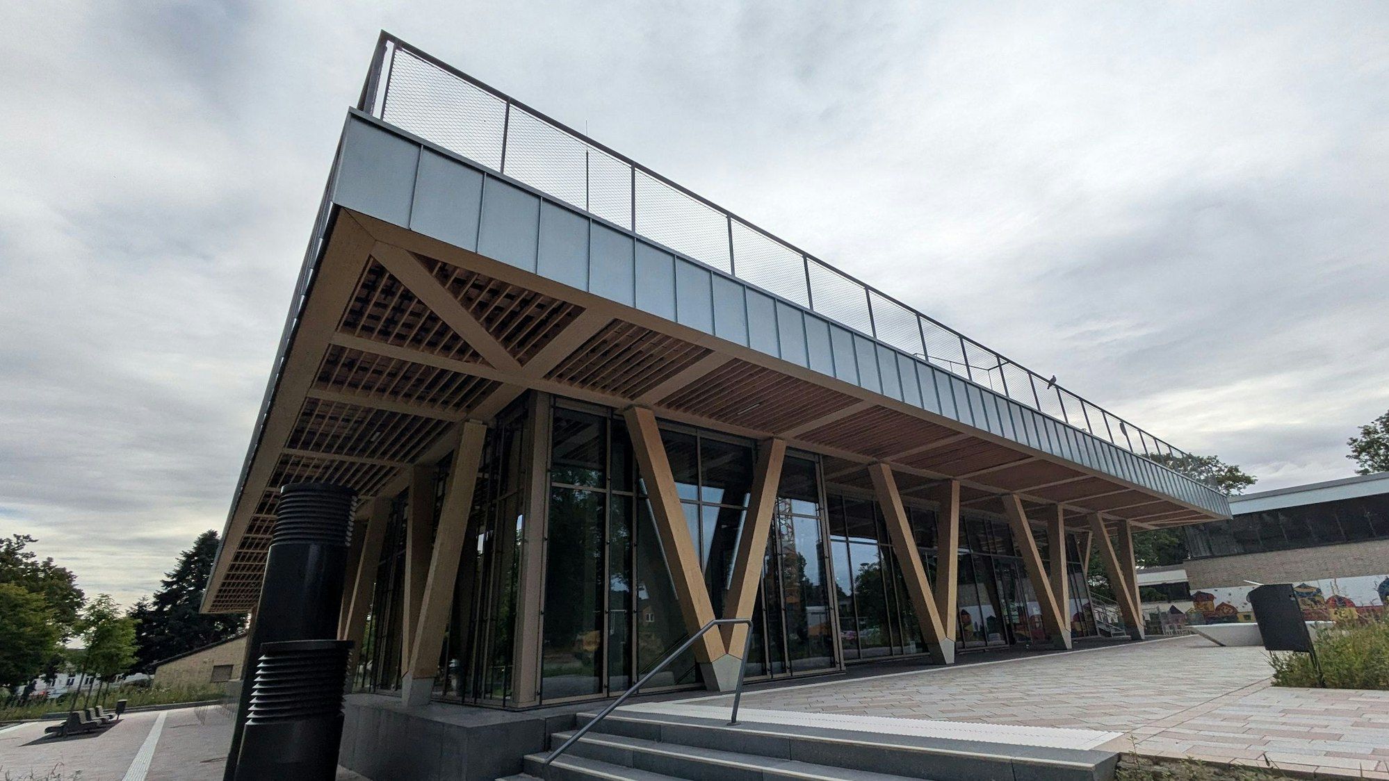 Blick auf die Kultur-und Sporthalle von außen.