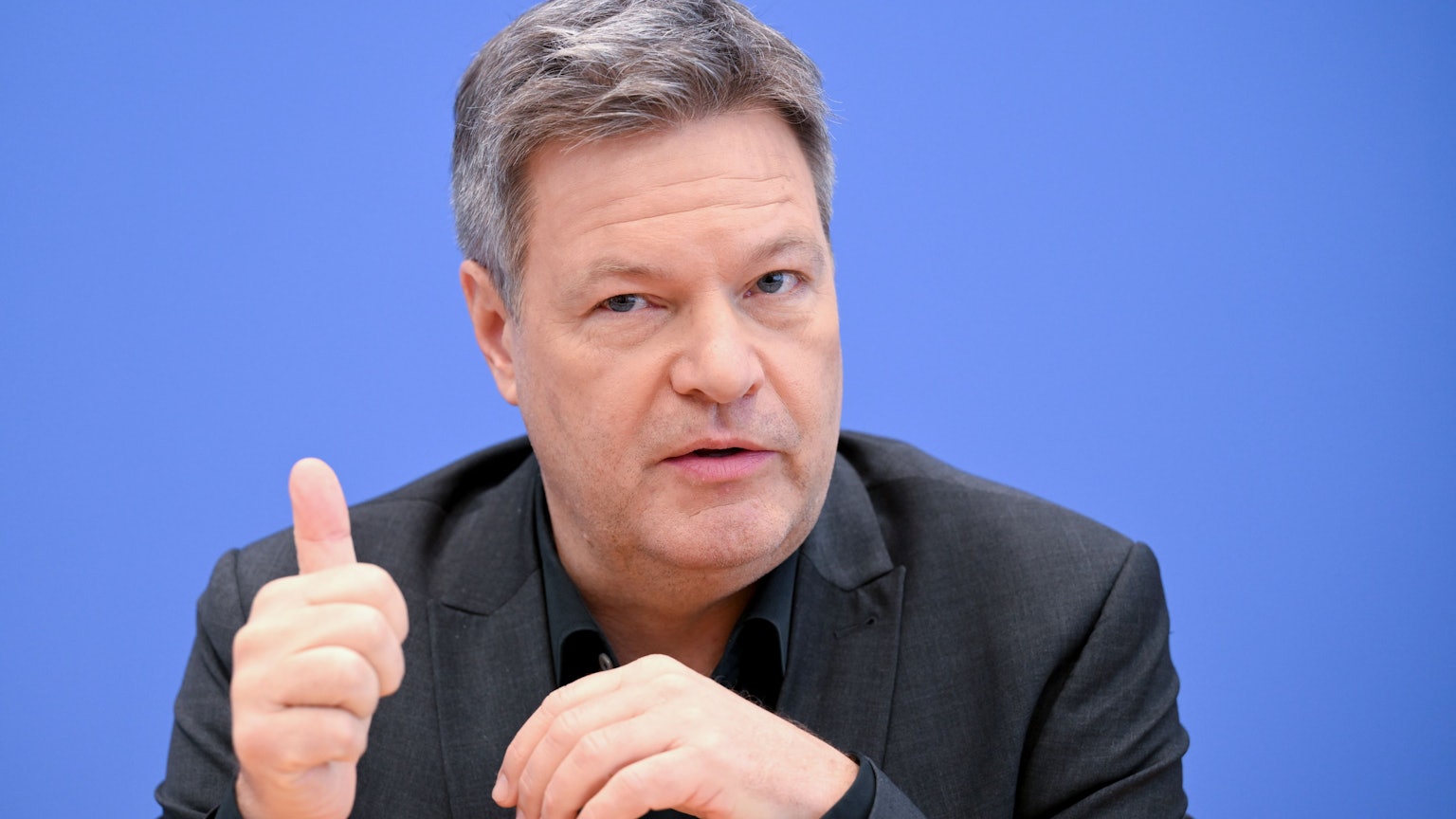 Robert Habeck hält den Daumen hoch.