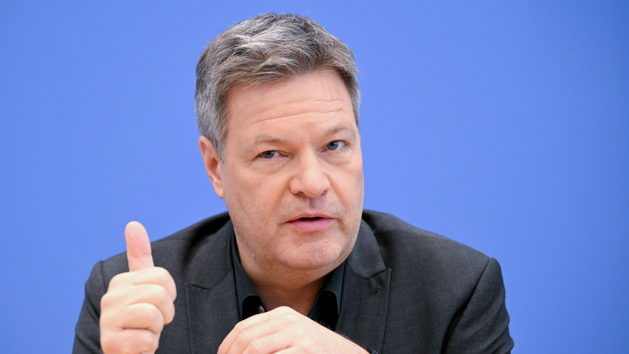 Robert Habeck hält den Daumen hoch.