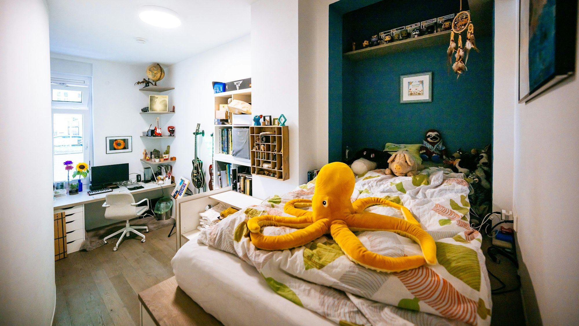 Matteo liebt sein neues Kinderzimmer mit der Bettnische. Links trennt ihn die runde Wand von seinem Bruder.