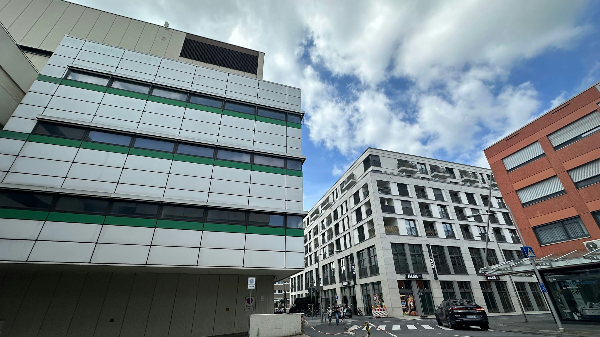 Vorher und nachher: Wie das umgebaute ehemalige Kaufhof-Gebäude (links) später aussehen könnte, zeigt das optisch gelungene Kaiser-Carré direkt daneben.