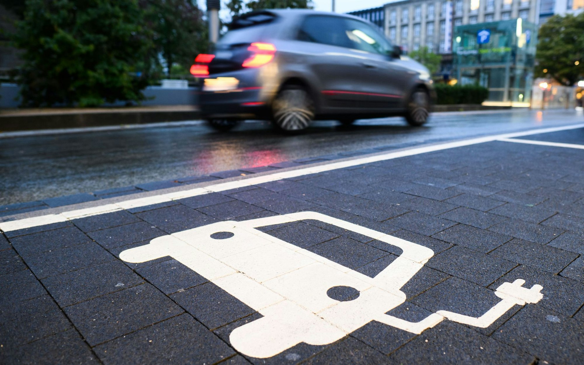 Inzwischen gibt es weltweit fast 56 Millionen Autos mit Elektroantrieb. (Archivbild)