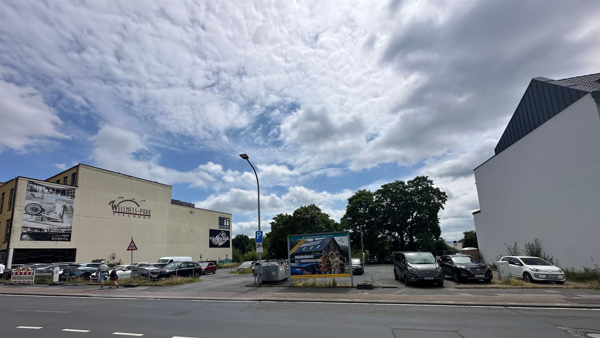 Keinen architektonischen Mehrwert hat der Parkplatz an der Zeithstraße neben dem Wellness-Park. Hier könnte sogar sehr viel Wohnraum neu entstehen.