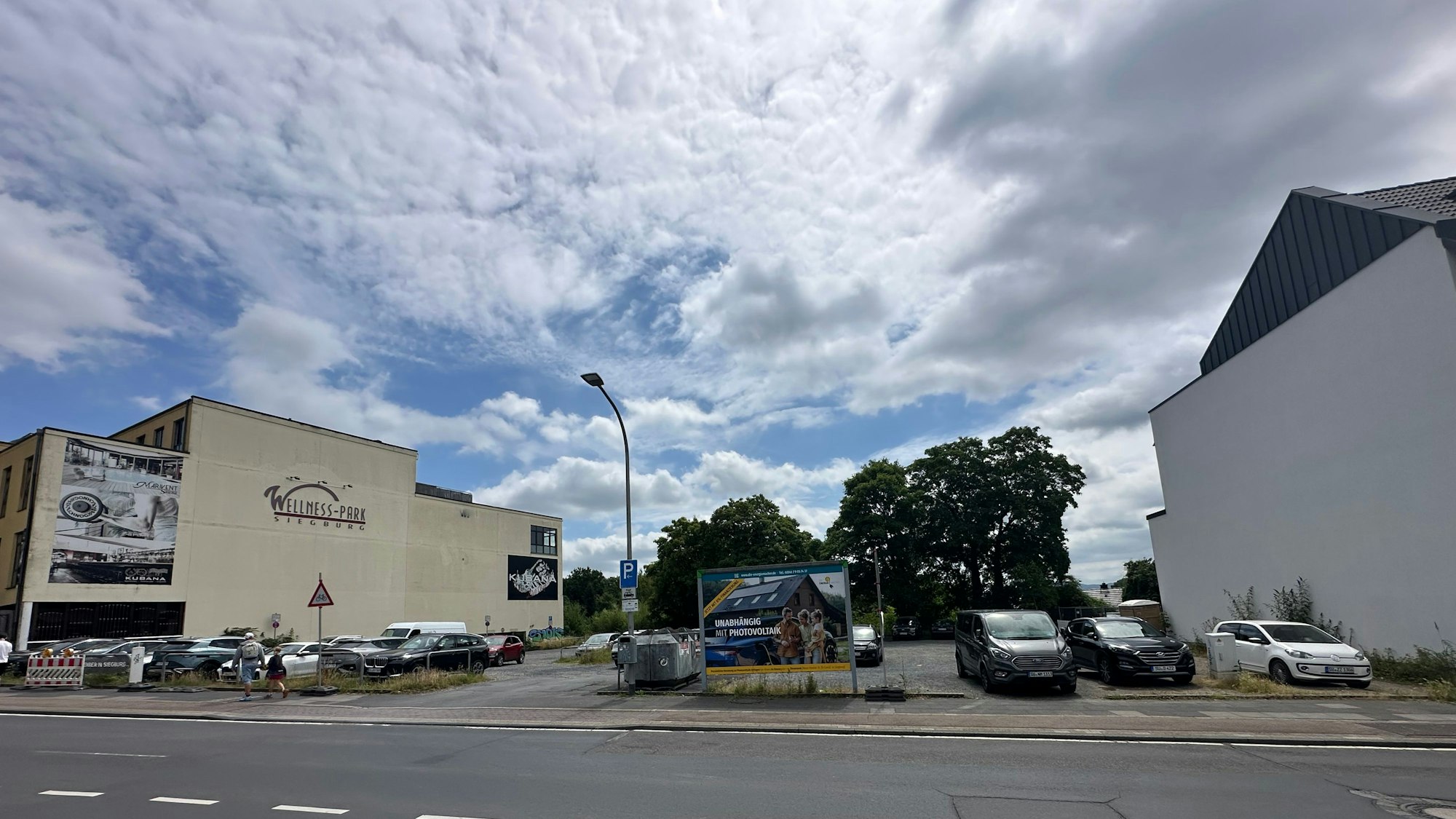Keinen architektonischen Mehrwert hat der Parkplatz an der Zeithstraße neben dem Wellness-Park. Hier könnte sogar sehr viel Wohnraum neu entstehen.