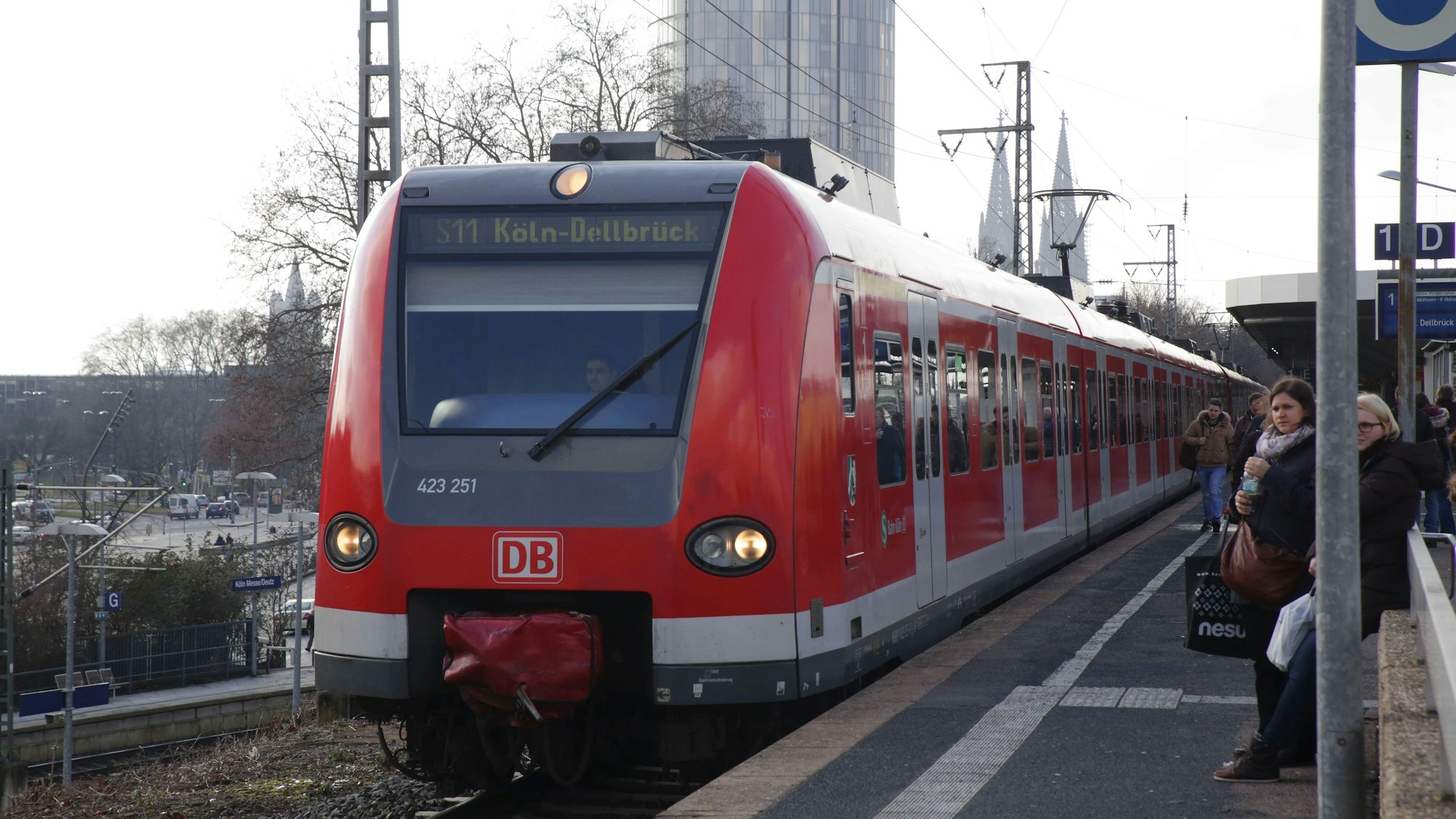 Ein Zug der Linie S11 im Bahnhof Köln-Deutz. Foto: Klaus Michels EXPRESS