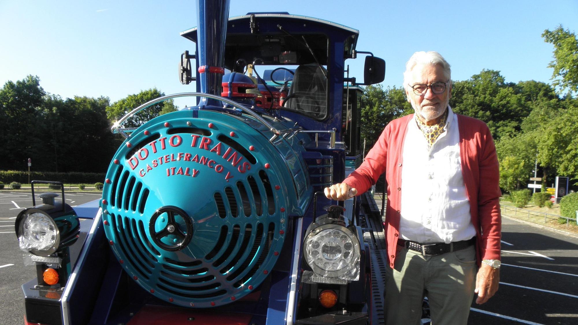 Franz-Josef Heuken, Reeder der Rursee-Schifffahrt steht an der neuen Bimmelbahn, die sein Unternehmen zwischen Heimbach und dem Anleger Schwammenauel betreibt.