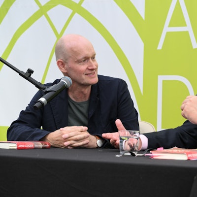 Das Festival „Literatur am Dom“ ist mit Moderator Denis Scheck und Autor Arno Geiger in Altenberg gestartet.