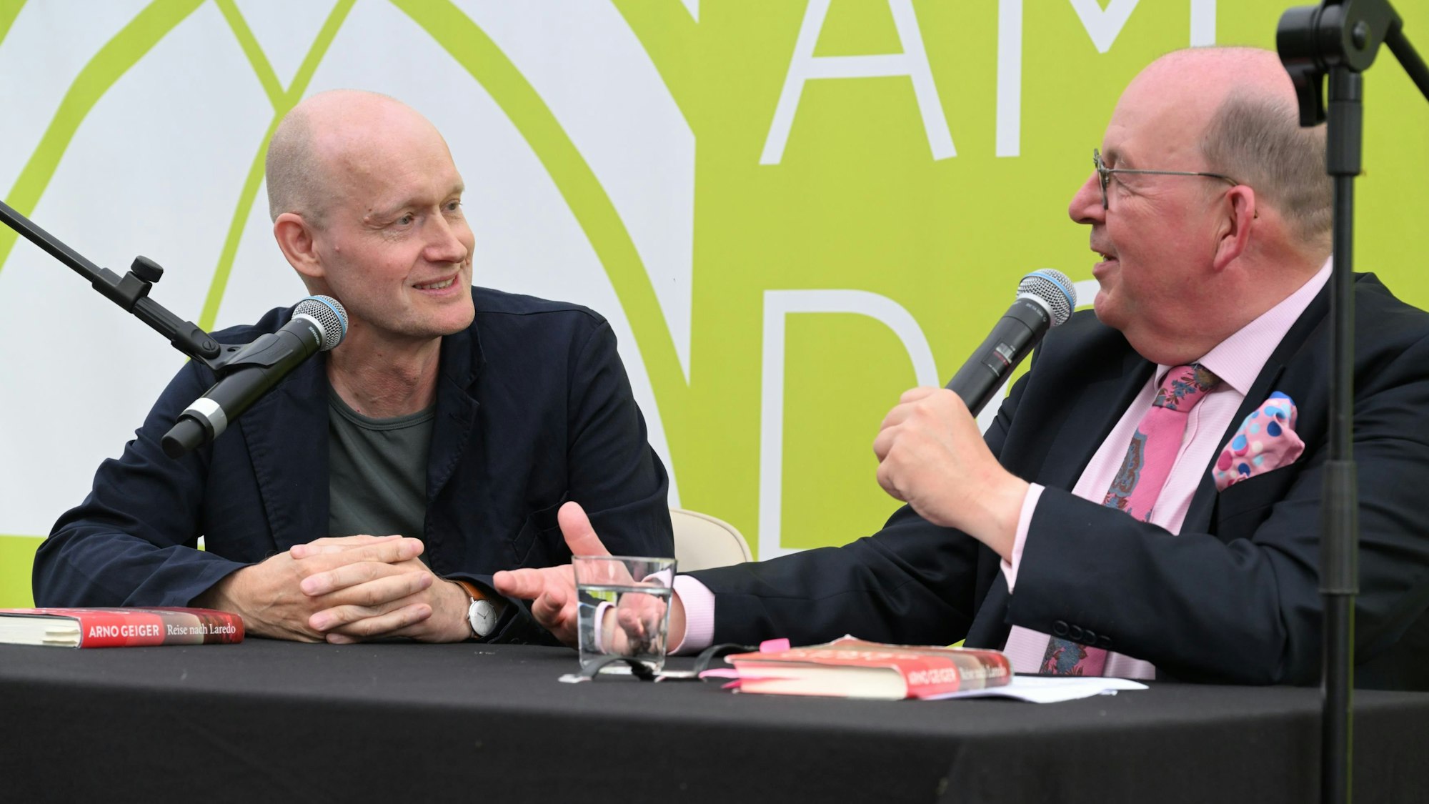 Das Festival „Literatur am Dom“ ist mit Moderator Denis Scheck und Autor Arno Geiger in Altenberg gestartet.