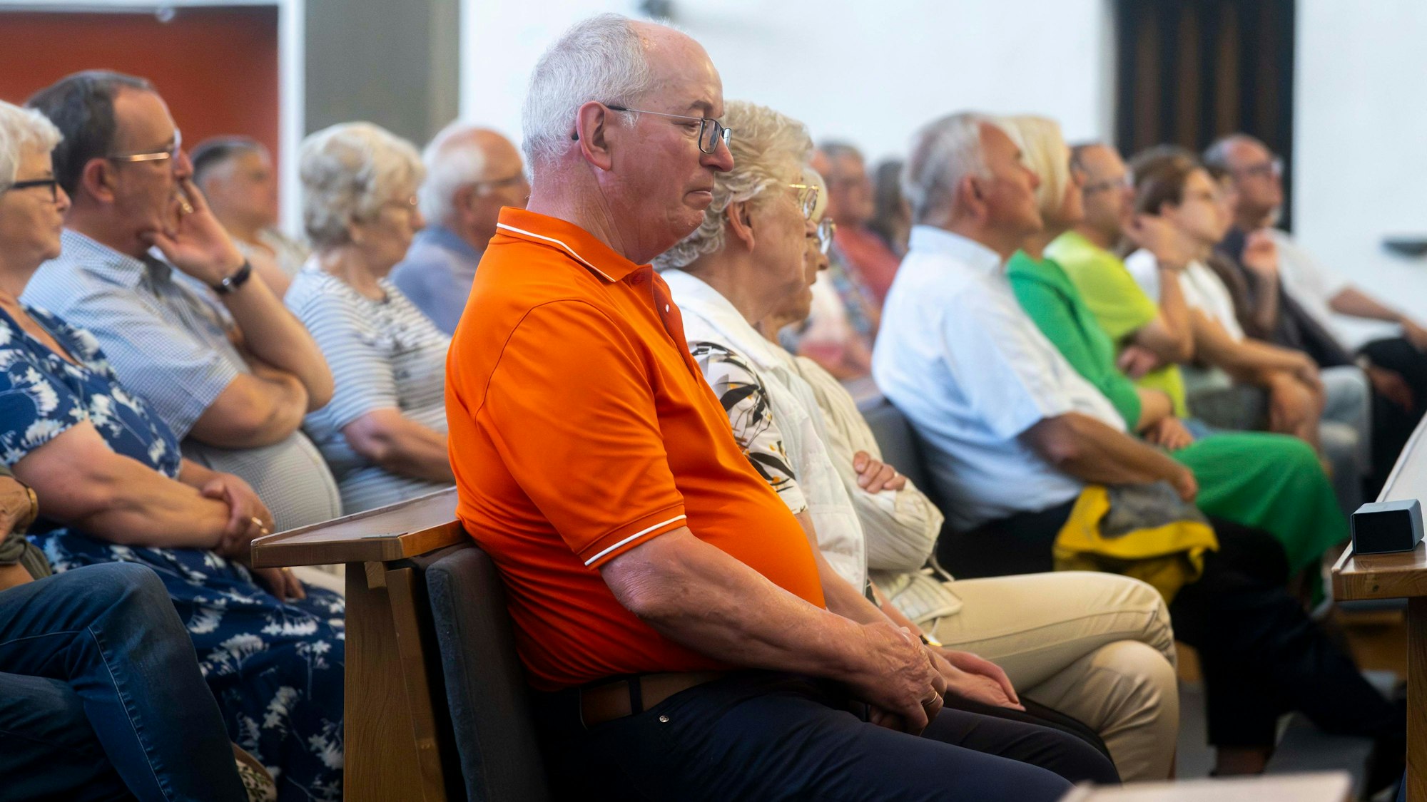 Das Bild zeigt einen Blick in die Zuschauerreihen in der Kirche St. Peter in Zülpich.