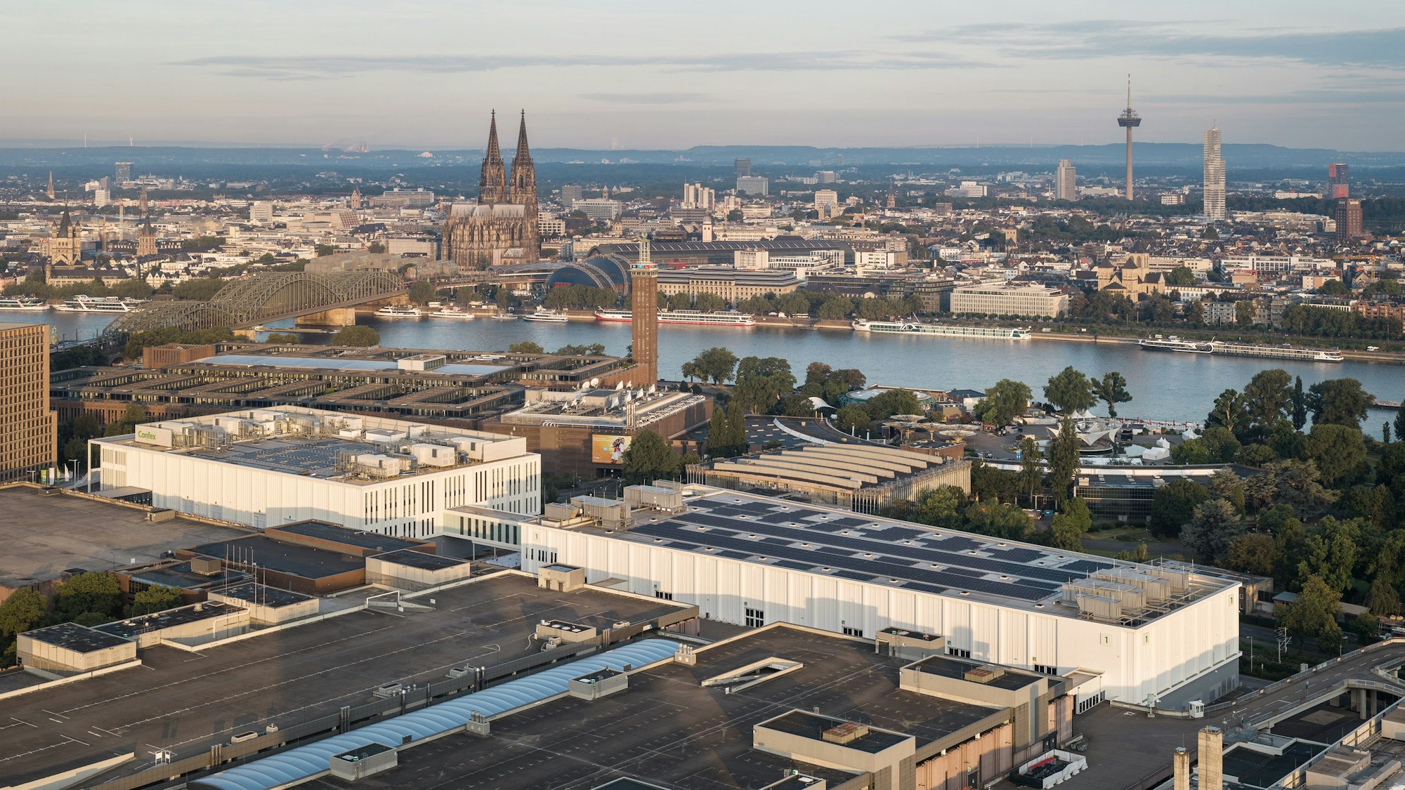 Confex, Halle 1, Drohnenaufnahme, Luftaufnahme, Dom, Messeturm, Tanzbrunnen, Buch