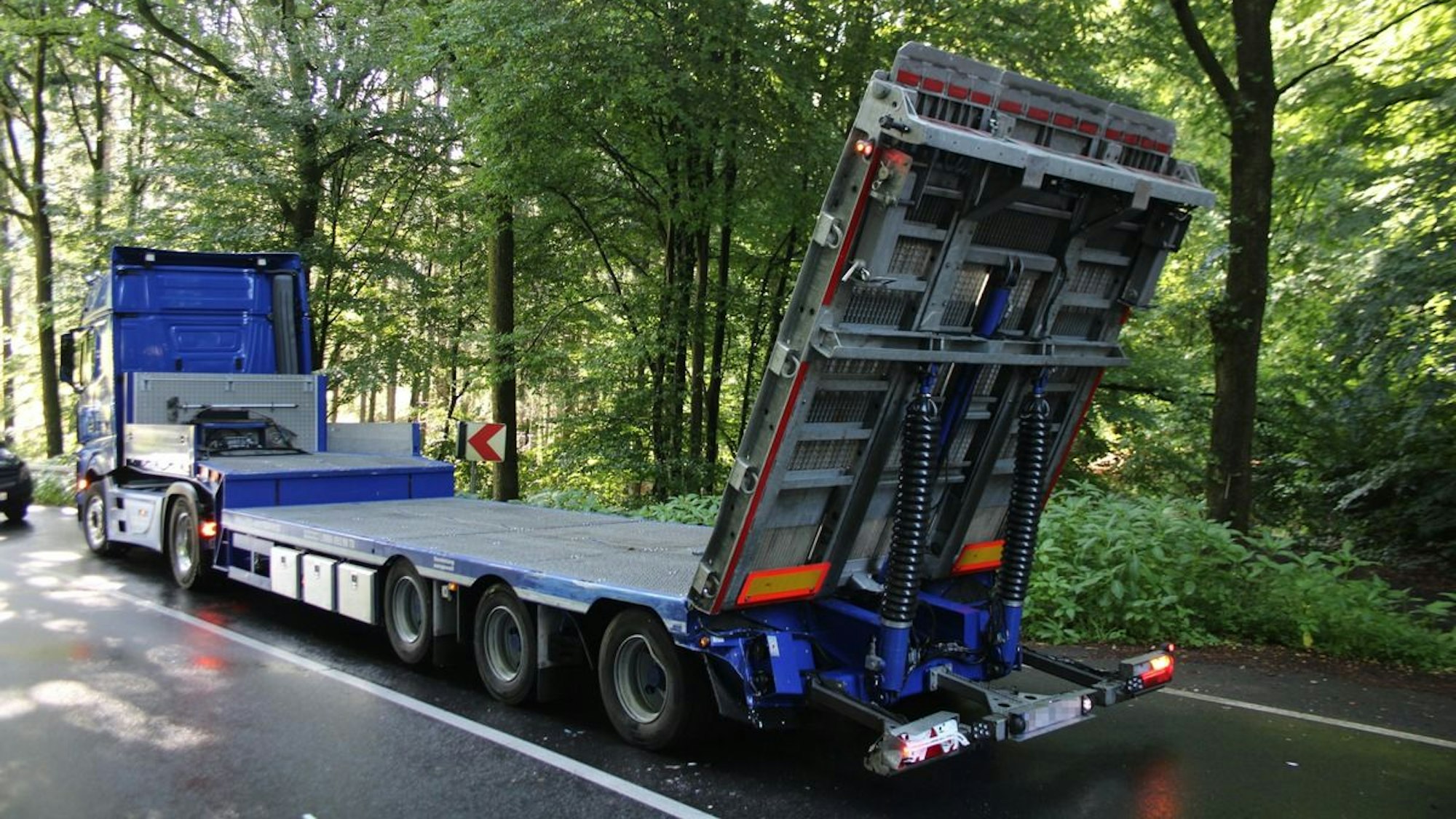 Der Sattelzug nach dem Unfall in Overath.