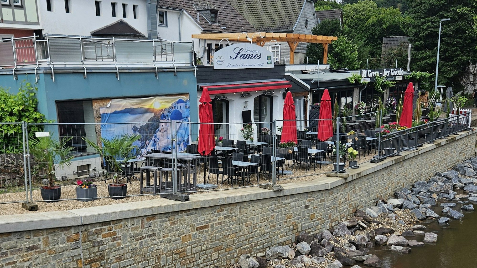 Blick in die Straße „Am Driesch“ mit Außengastronomie.