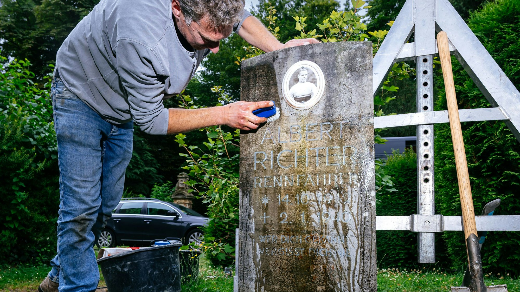 Steinkonservator Victor Kliewe saniert das Grab von Radsportler Albert Richter.