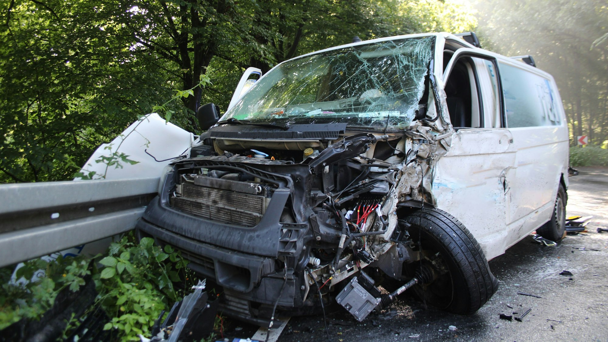 Der Transporter wurde bei dem Zusammenstoß mit dem Sattelzug stark beschädigt.