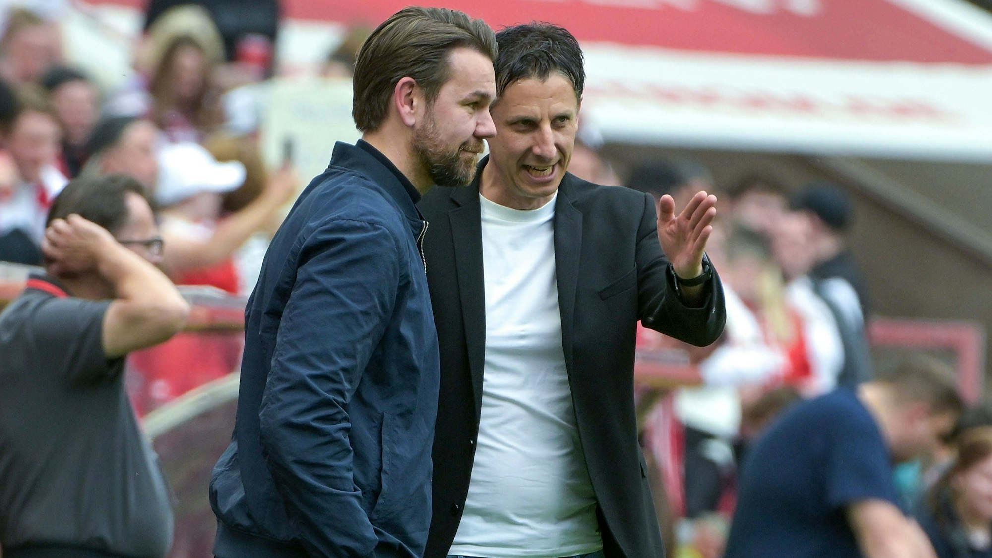 FC-Sportdirektor Thomas Kessler (l.) und sein Vorgänger, Geschäftsführer Christian Keller diskutieren beim Heimspiel gegen Preußen Münster.