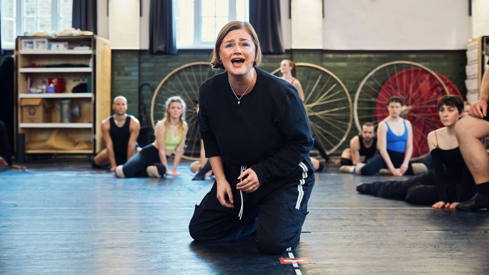 Lucy May Barker probt ihren Auftritt als Grizabella.