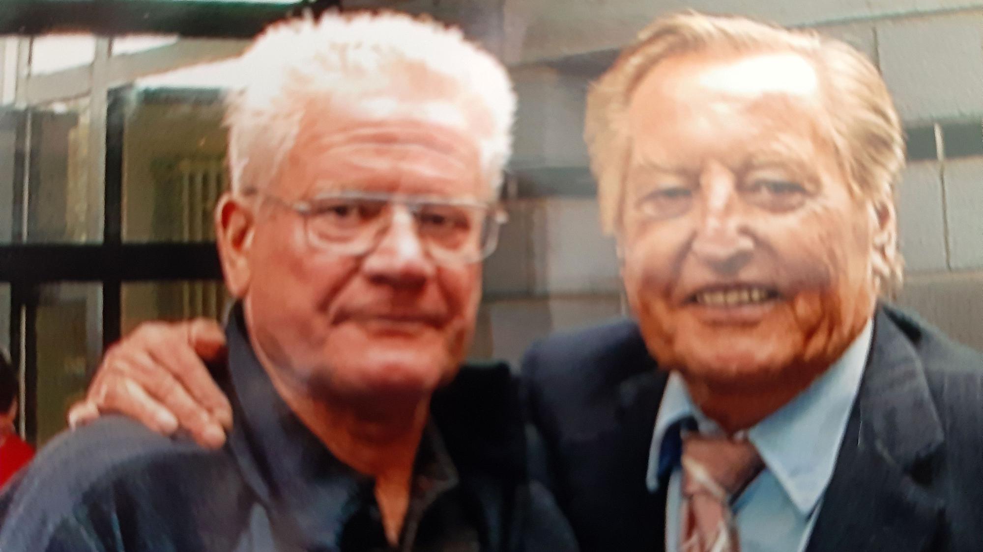 Mit etlichen Fußballgrößen führte Norbert Maibaum (l.) Interviews, darunter der Ex-DFB-Präsident Gerhard Mayer-Vorfelder.