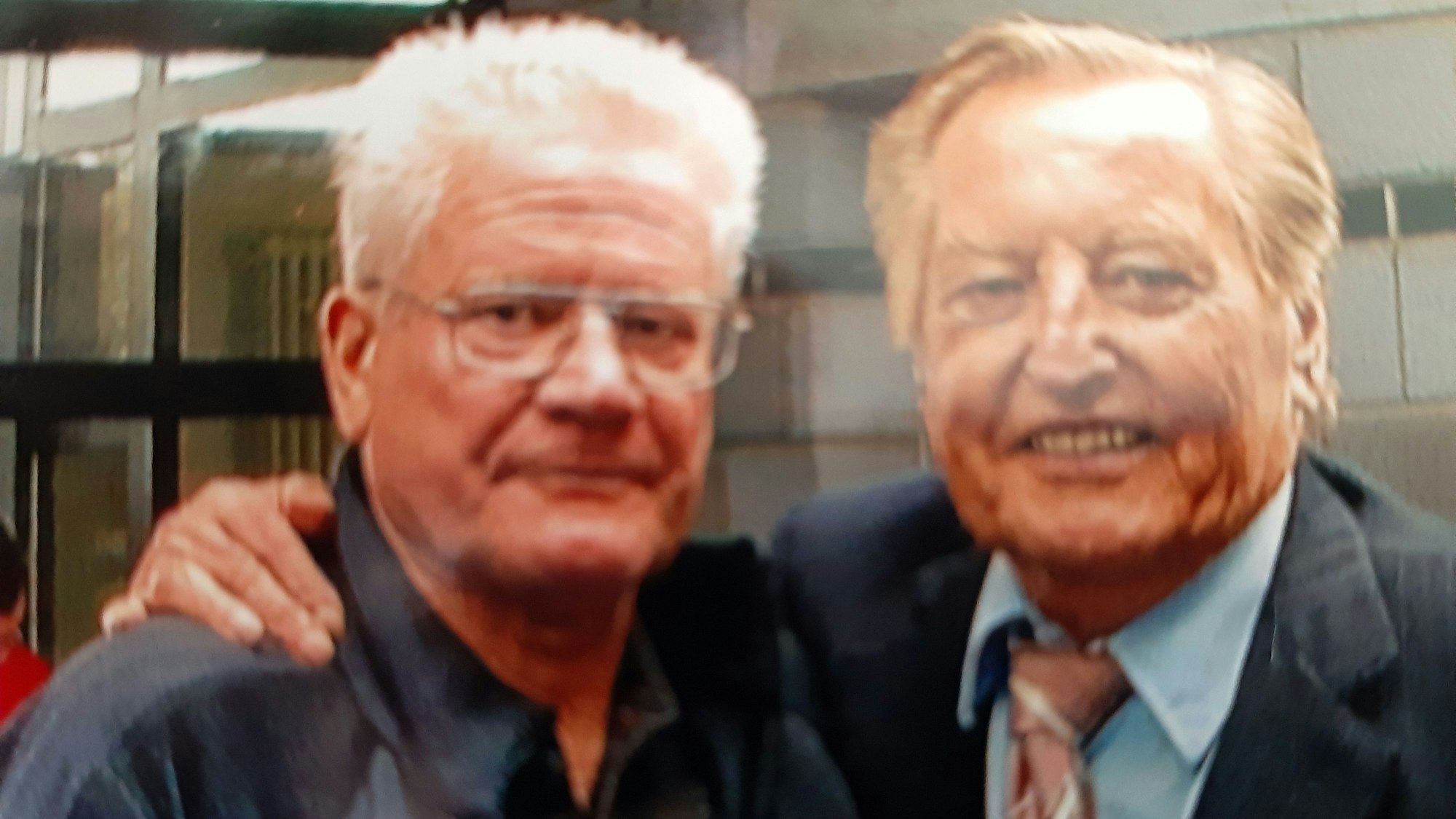 Mit etlichen Fußballgrößen führte Norbert Maibaum (l.) Interviews, darunter der Ex-DFB-Präsident Gerhard Mayer-Vorfelder.