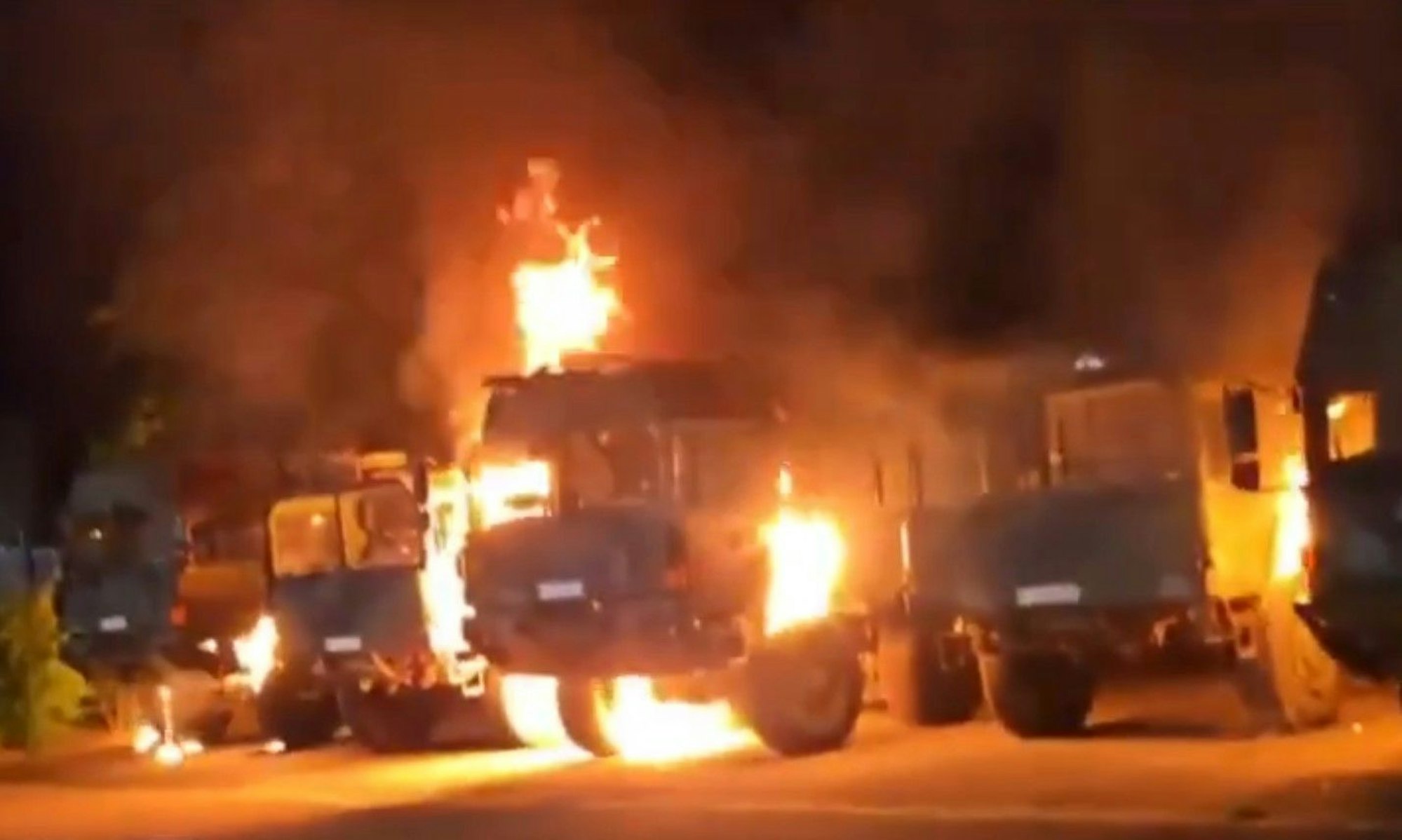 Sechs Bundeswehr-Fahrzeuge sind am Samstagabend in Erfurt in Brand geraten. Die Kriminalpolizei ermittelt wegen Brandstiftung.