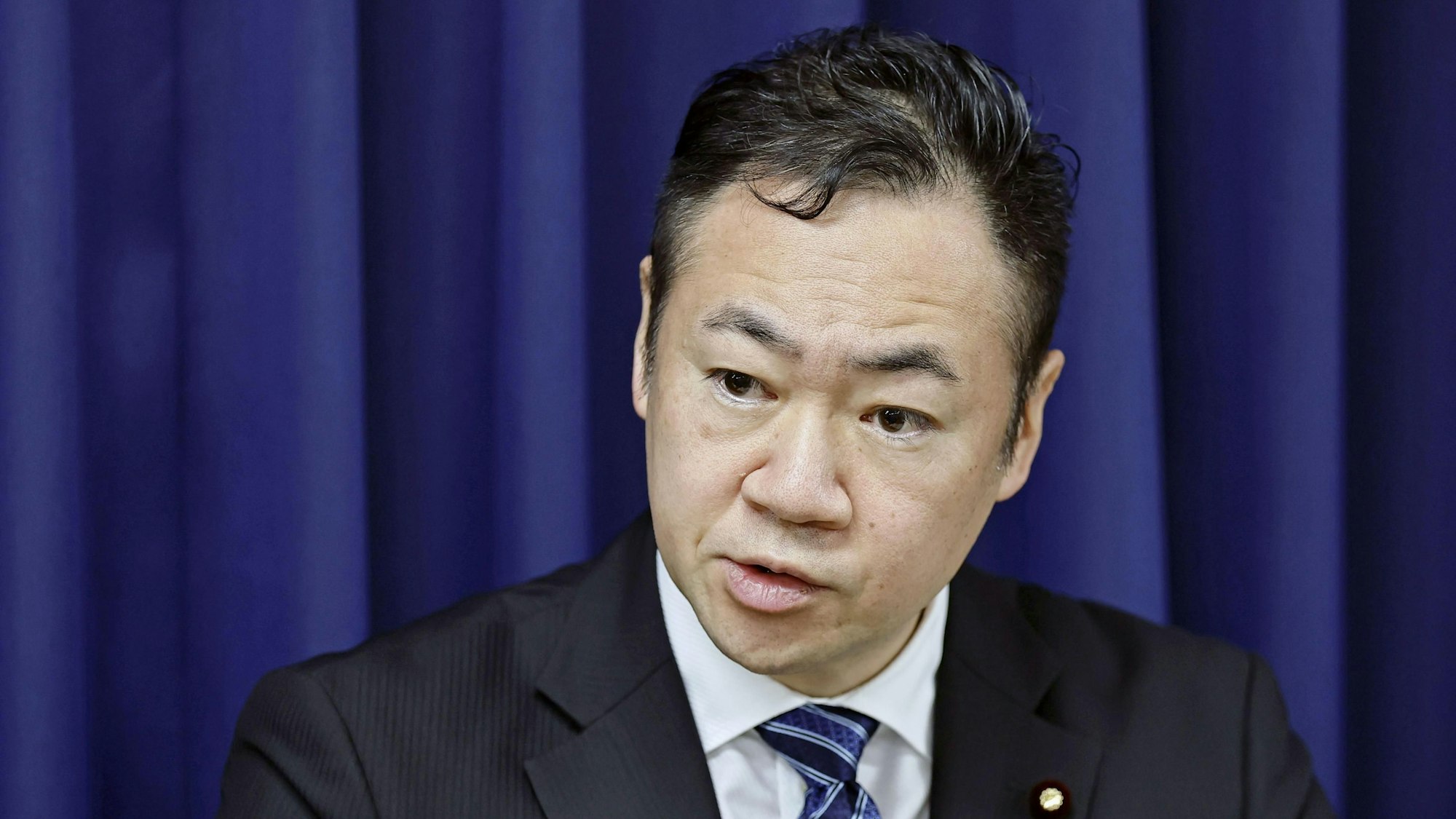 Der japanische Justizminister Keisuke Suzuki spricht auf der Pressekonferenz zum aktuellen Todesurteil.