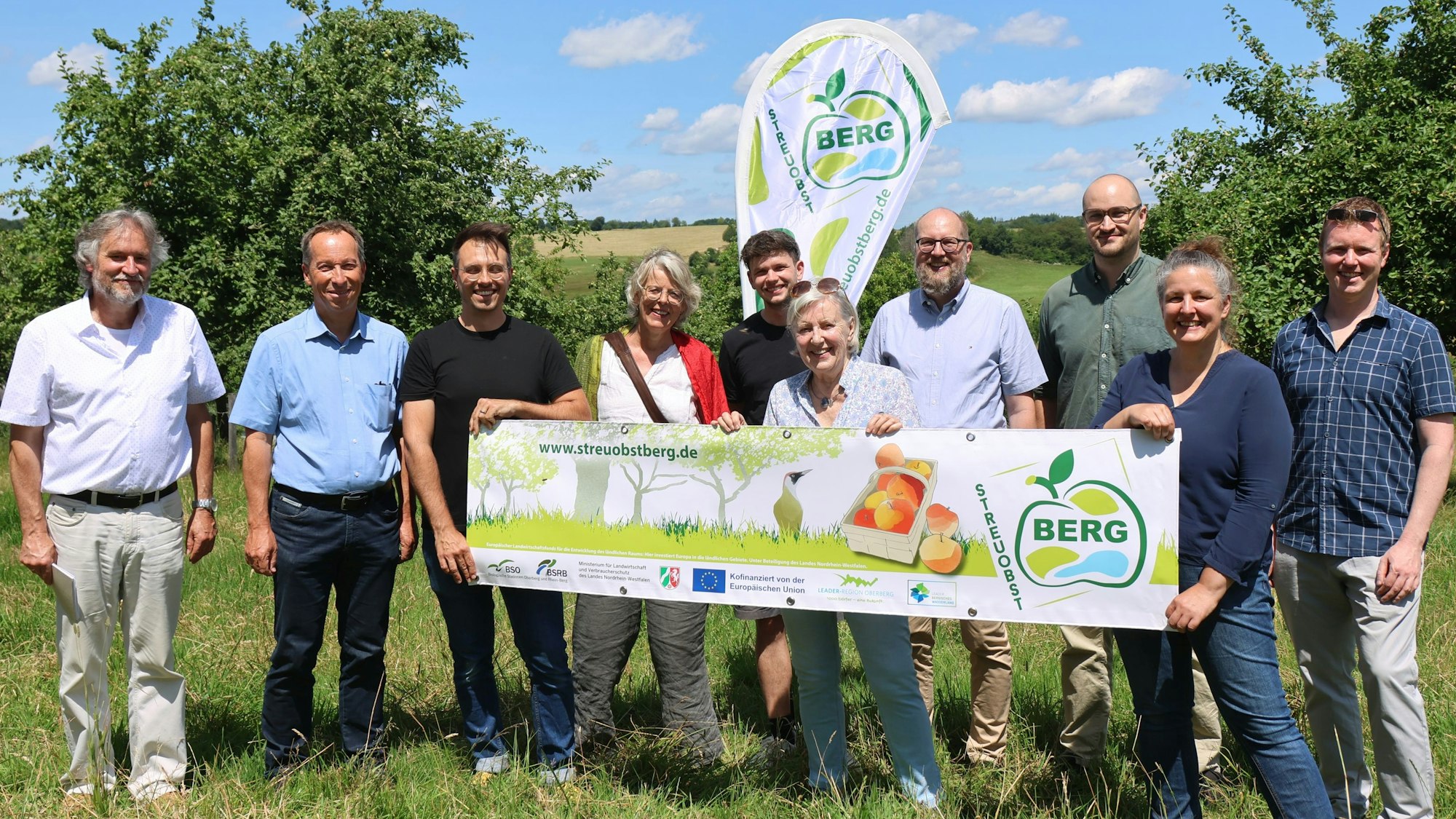 Das Team von „StreuobstBerg“ auf einer Streuobstwiese.